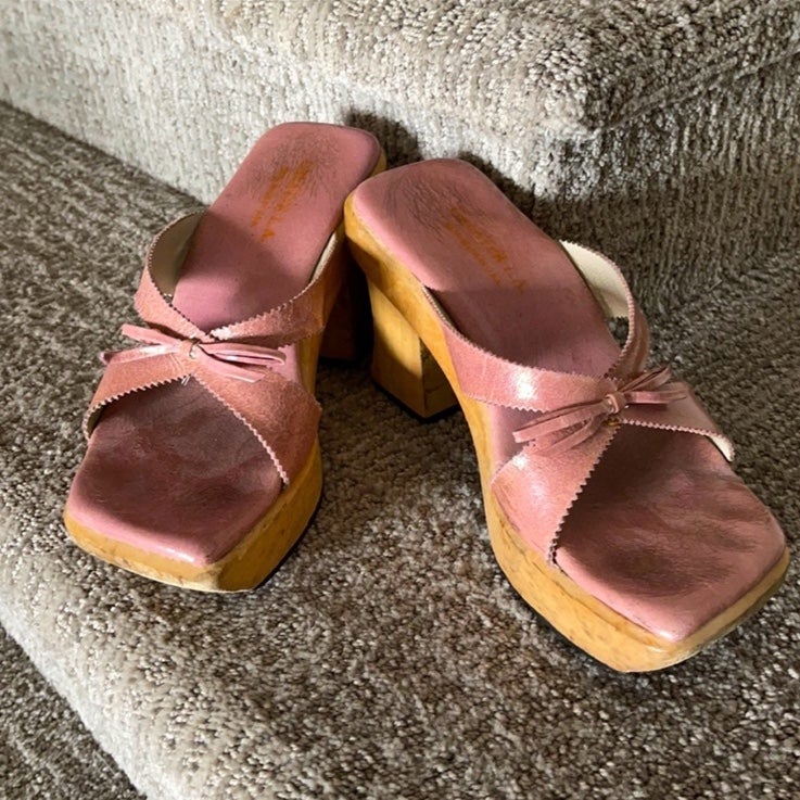 Vintage Greater La pink platform clogs mules