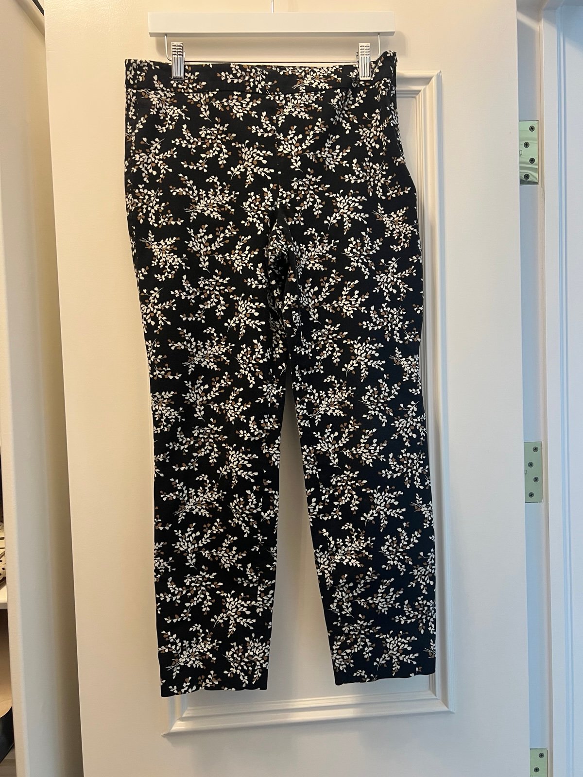 Talbots Chatham ankle pant in petal print size 8. Black, tan floral leaf print.
