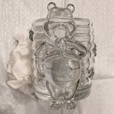 Winnie-the-Pooh w/honey jar Crystal
