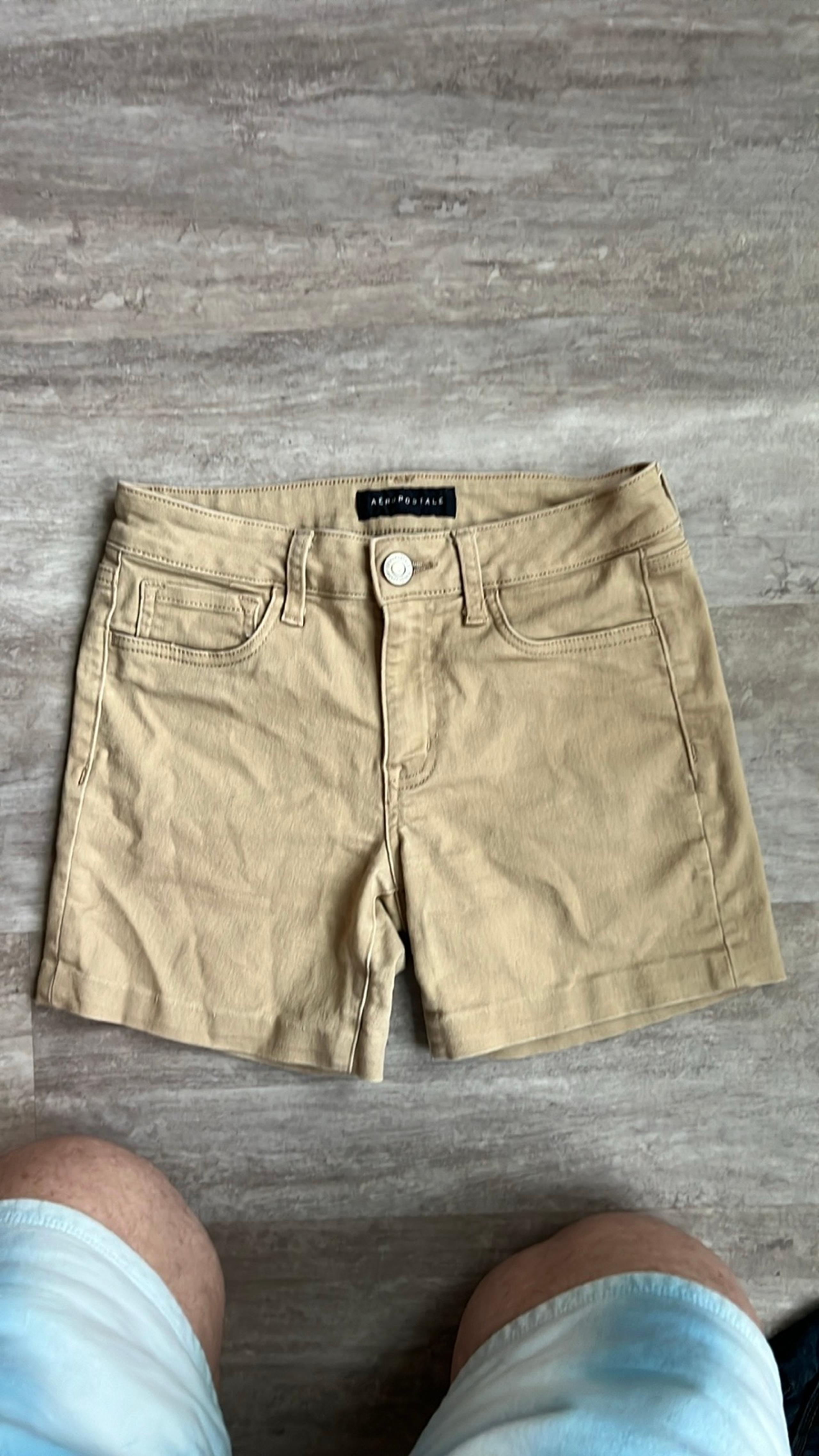 Aeropostale women’s 9” Bermuda khaki shorts
