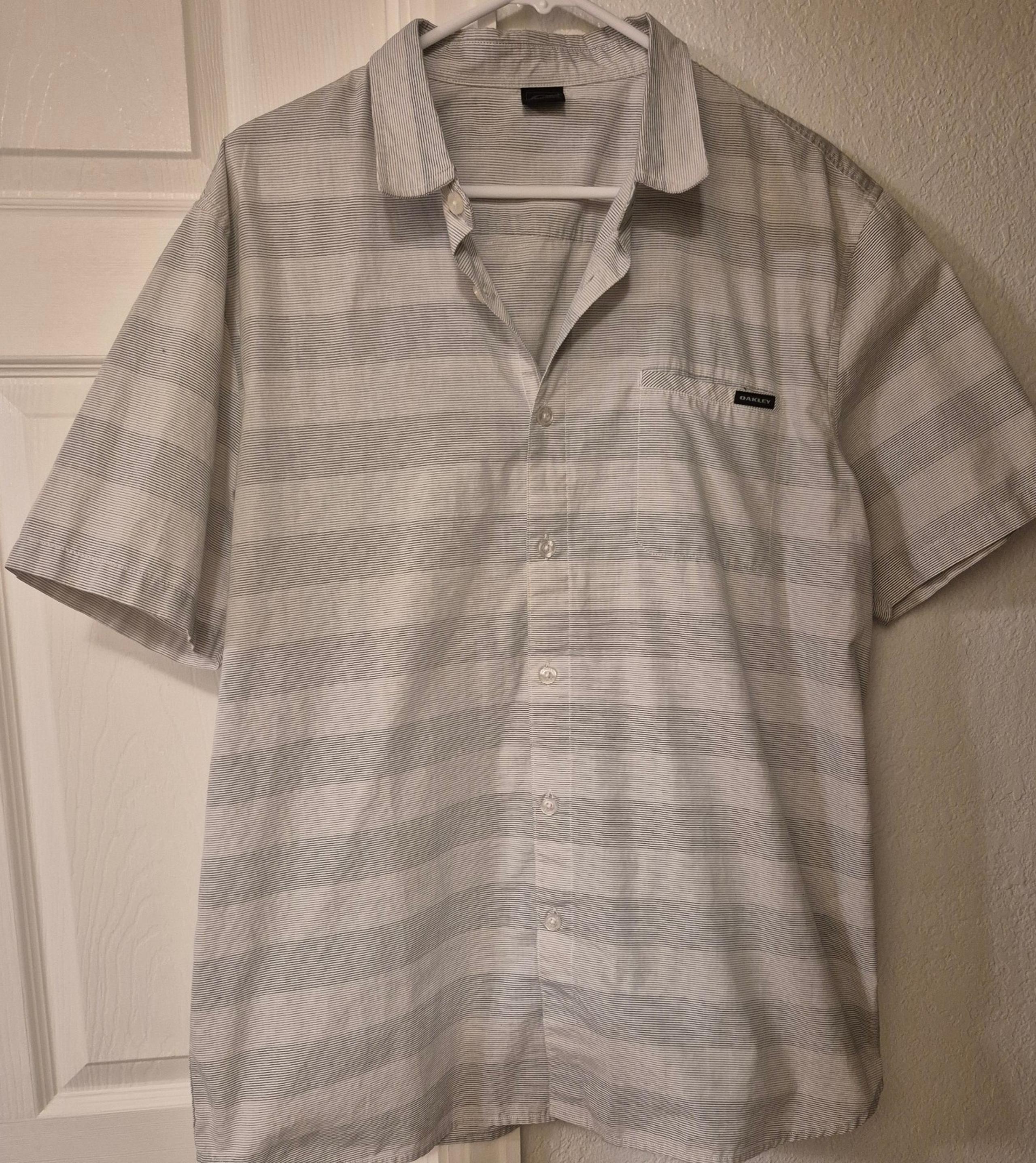 Oakley Men’s Gray White Striped Short Sleeve Button Up Performance Shirt Size XL
