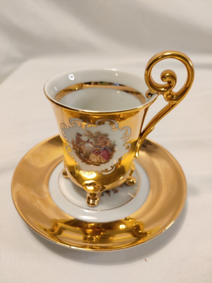 VINTAGE MINT “S.T. BAVARIA” GOLD WHITE w/ ROMANCE SCENE DEMITASSE CUP & SAUCER