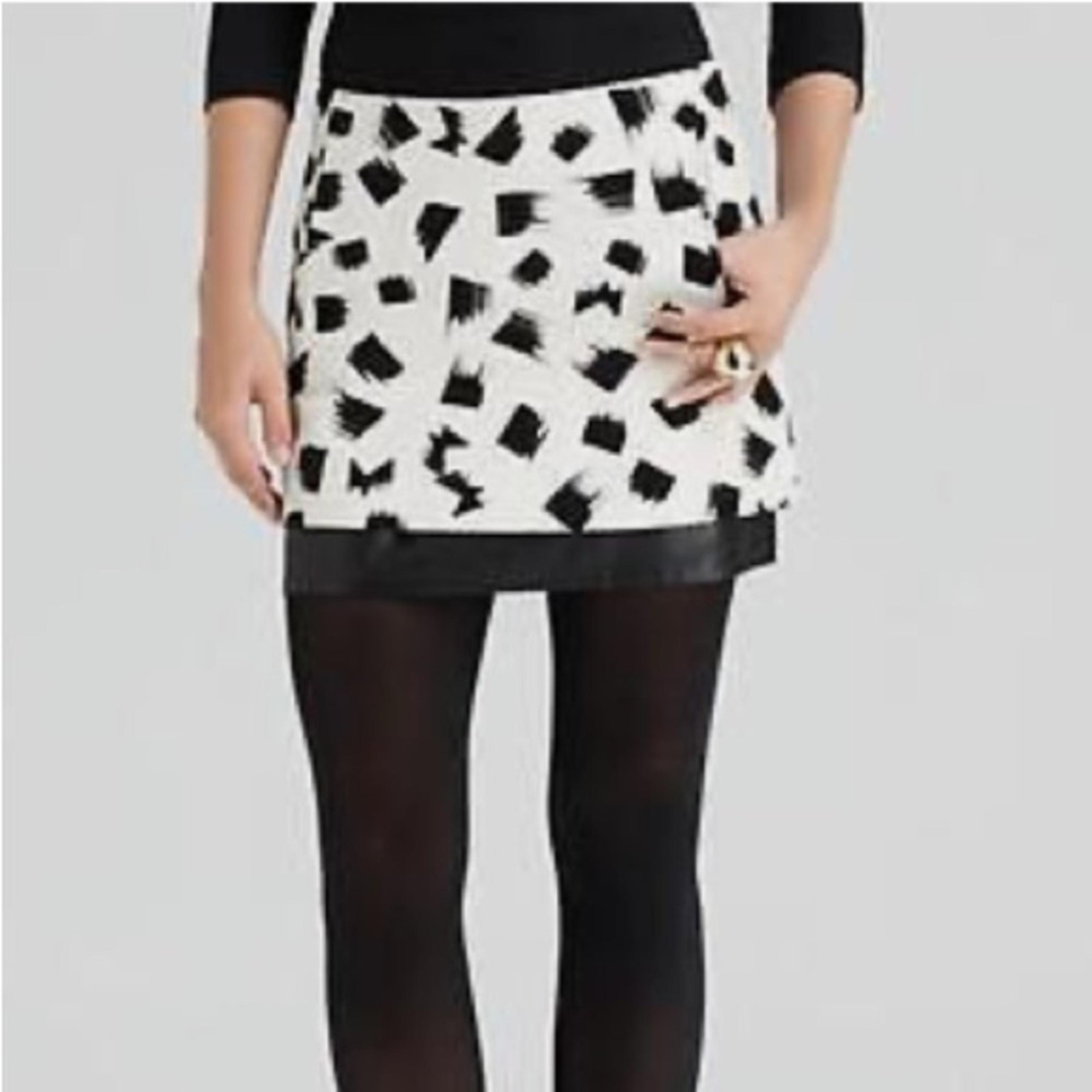 Diane Von Furstenburg Ellie Canvas mini skirt. Black and cream. Size 6