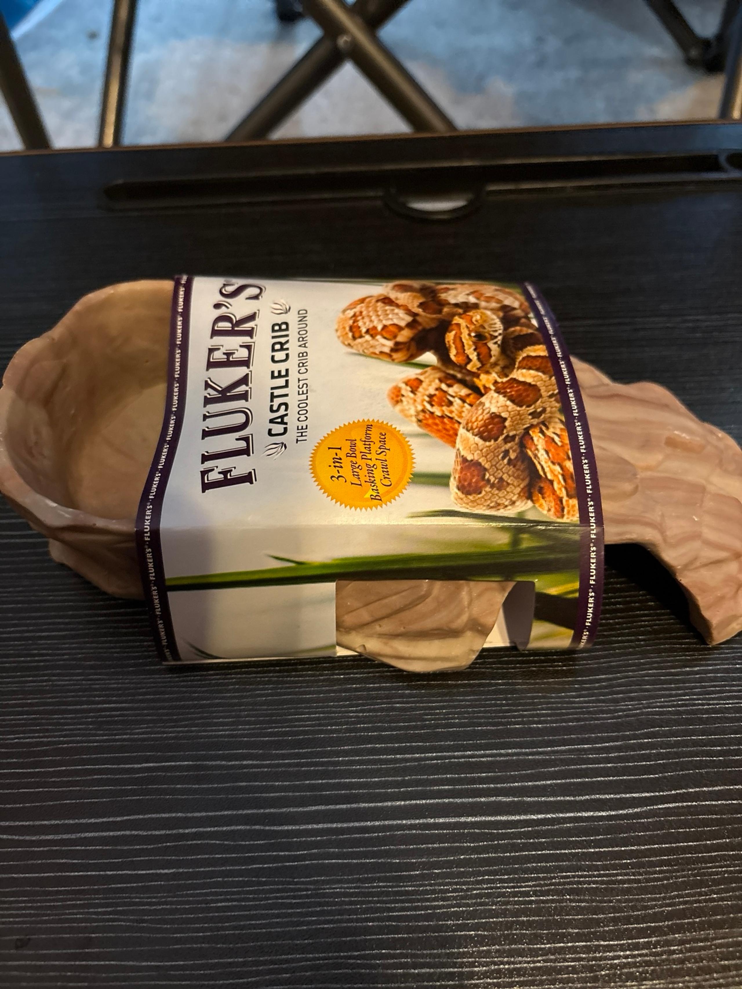 Small Fluker’s Reptile water dish, basking spot & hide