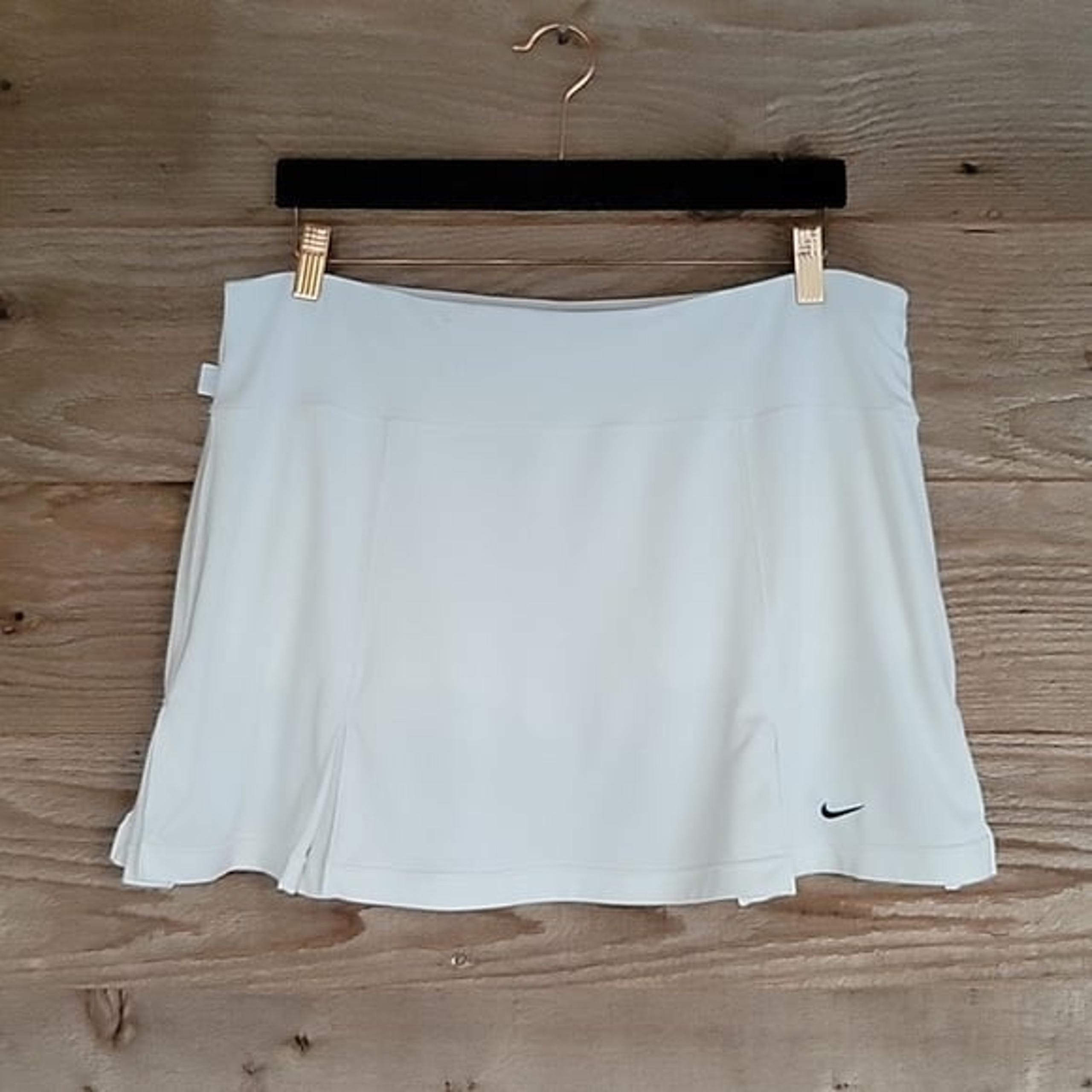 Nike Dri-Fit Size Large White Tennis Skirt