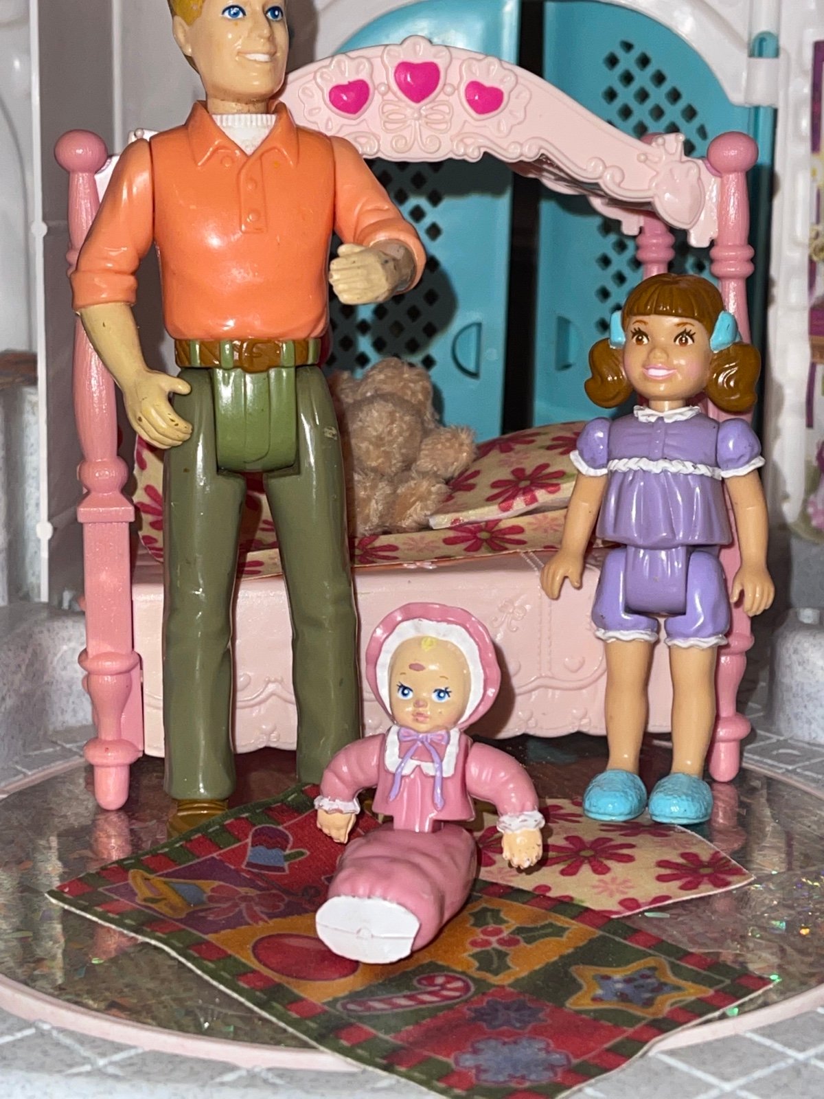Playskool family girl pigtails & baby w blanket dollhouse set - detail
