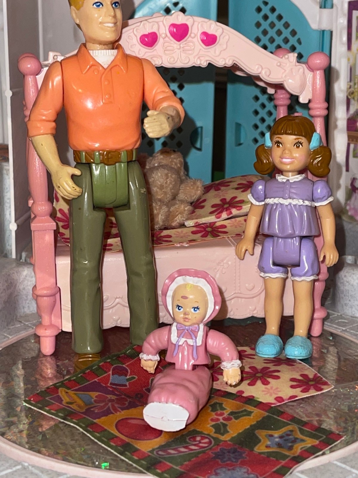 Playskool family girl pigtails & baby w blanket dollhouse set - detail