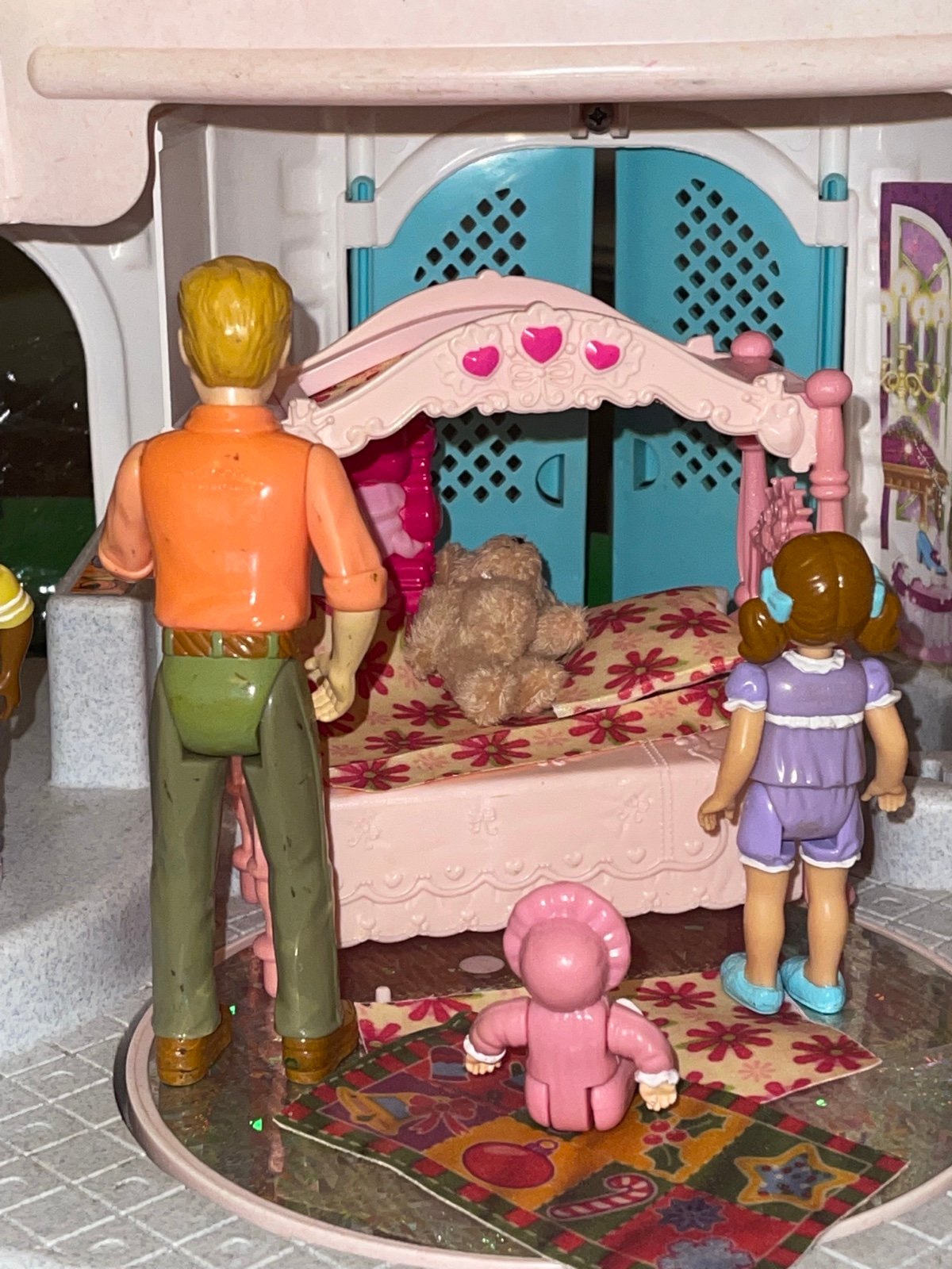 Playskool family girl pigtails & baby w blanket dollhouse set - detail