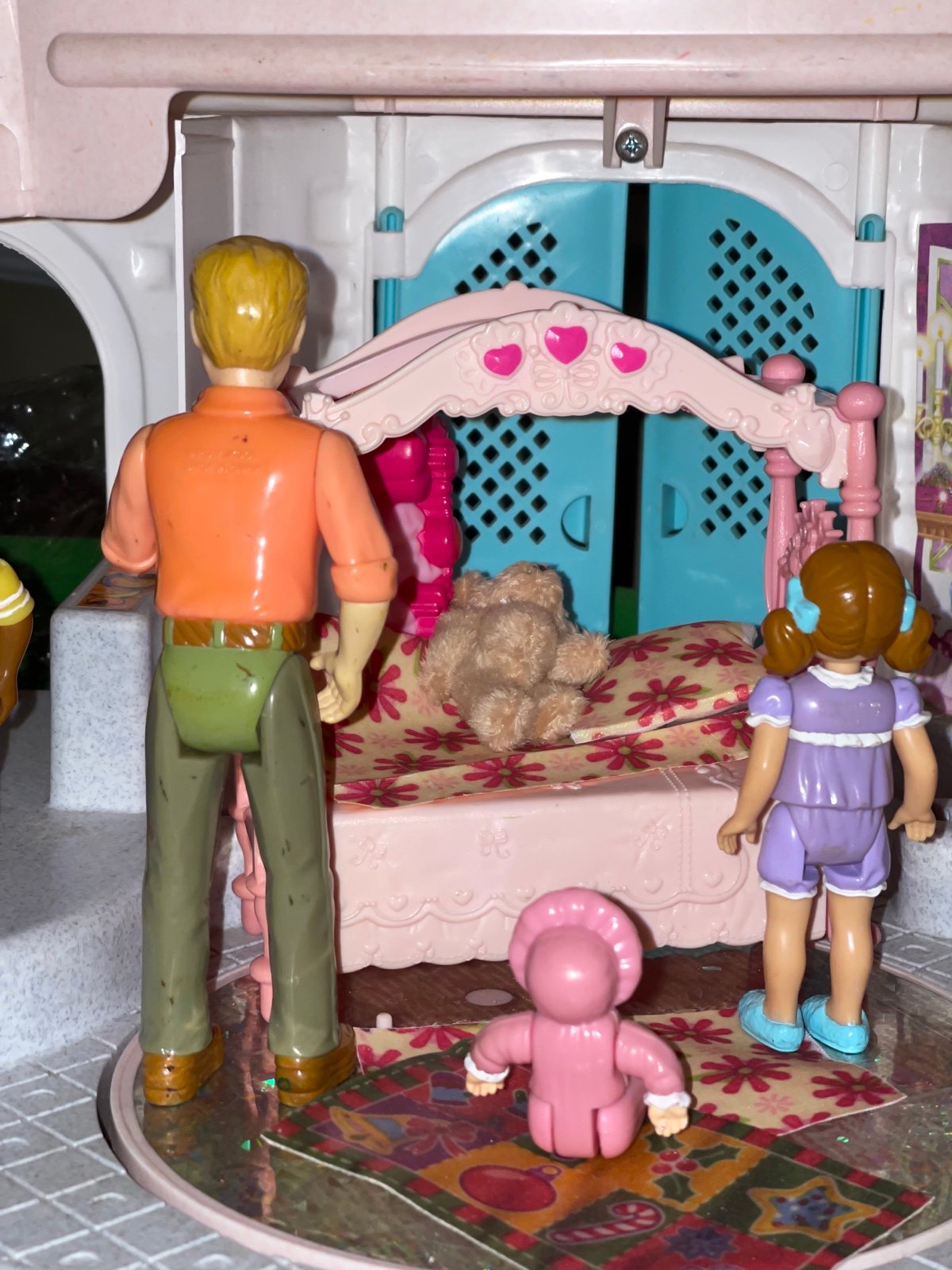 Playskool family girl pigtails & baby w blanket dollhouse set - detail