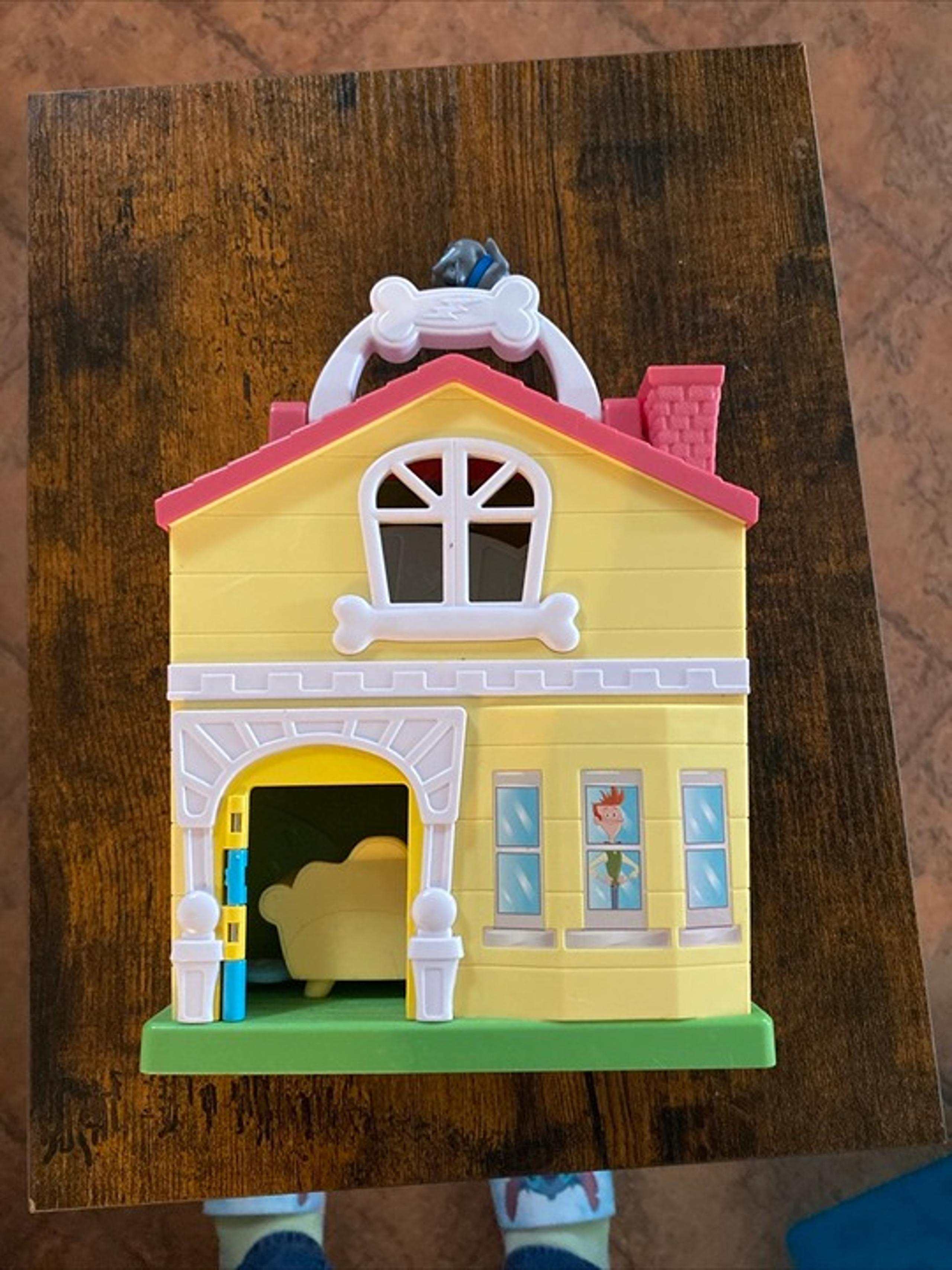 Disney Junior Puppy Dog Pals Stow N’ Go House Playset