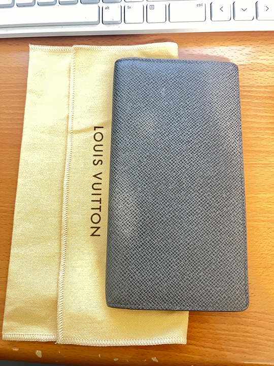 1295 Auth. LOUIS VUITTON Made in FRANCE Unisex Bifold Grey Leather Long Wallet