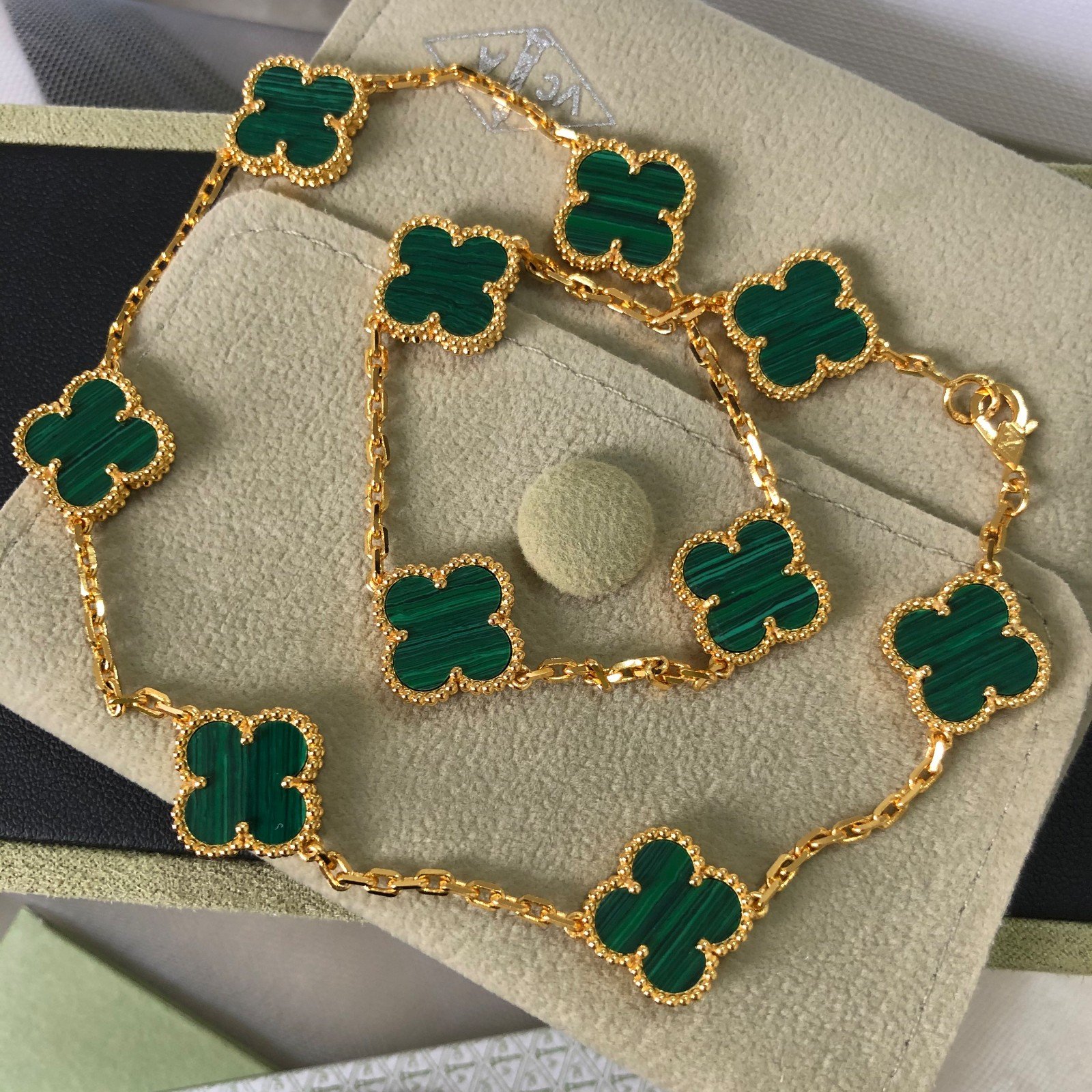 Gorgeous Ladies 18K YG Van Necklace 17