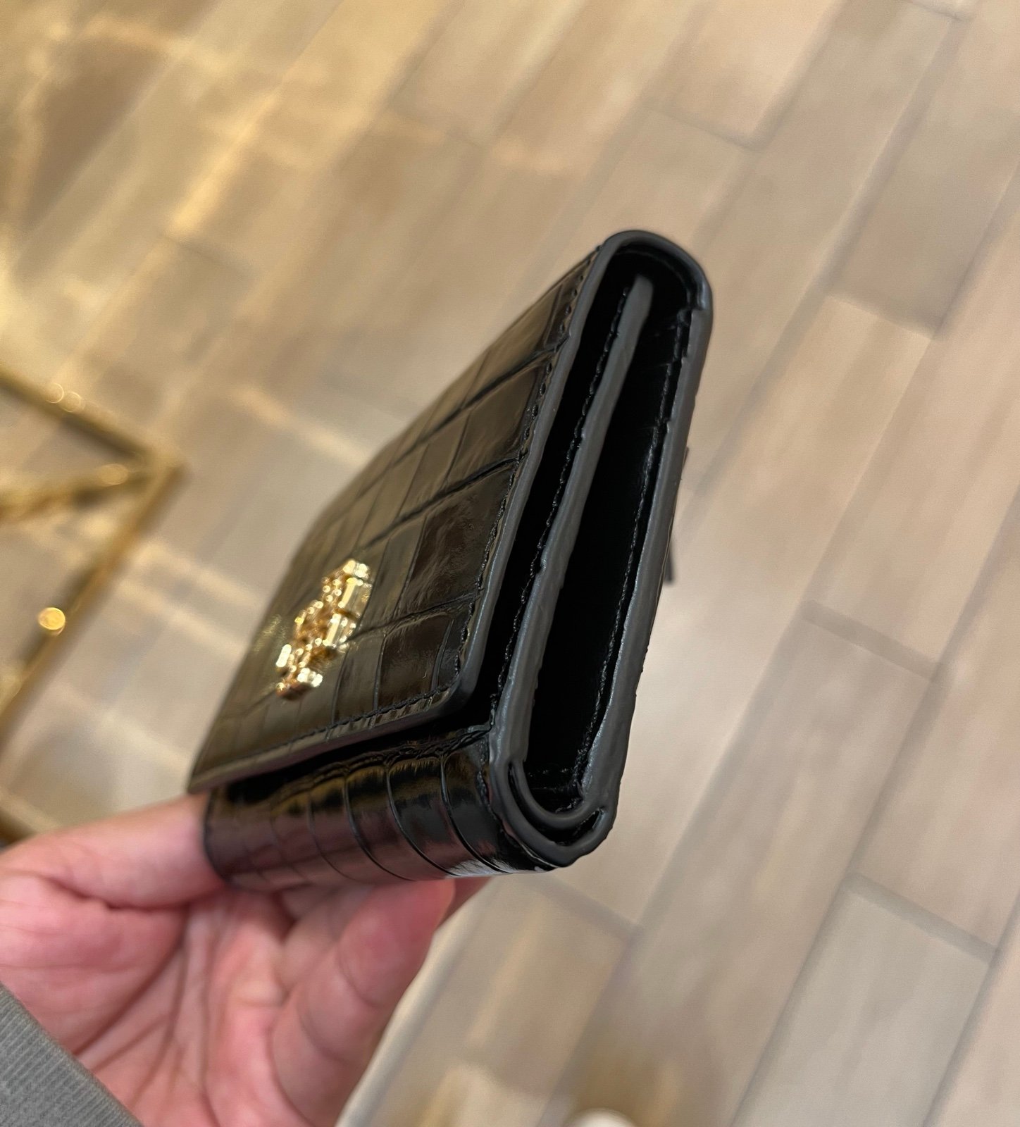 ★人気アイテム★TORY BURCH BRITTEN EMBOSSED COMPACT WALLET Tory Burch Britten Embossed Compact Wallet #164019