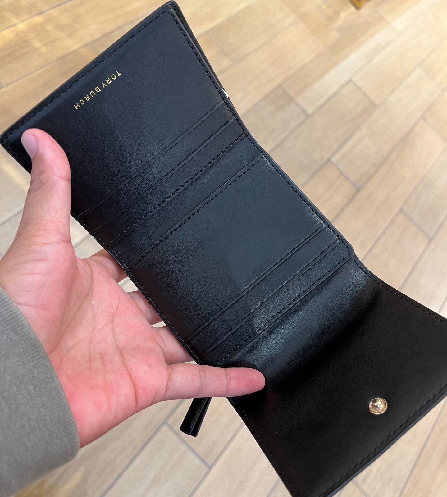 ★人気アイテム★TORY BURCH BRITTEN EMBOSSED COMPACT WALLET Tory Burch Britten Embossed Compact Wallet #164019