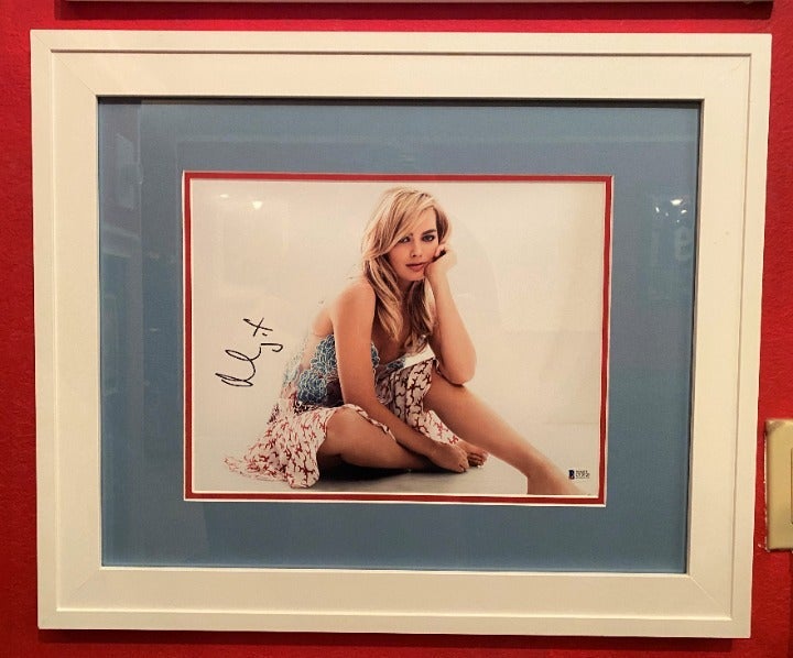 MARGOT ROBBIE AUTOGRAPH SIGNED 11 x 14 PHOTO - BAS - 16 x 20 double-matted frame