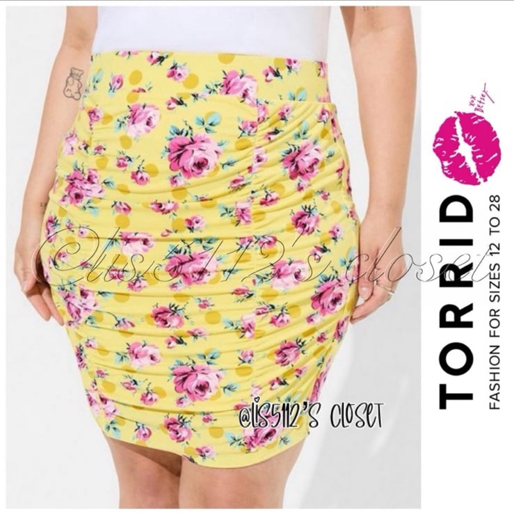 Torrid x Betsey Johnson Yellow Rose Print Studio Knit Ruched Mini Skirt 1X 14 16