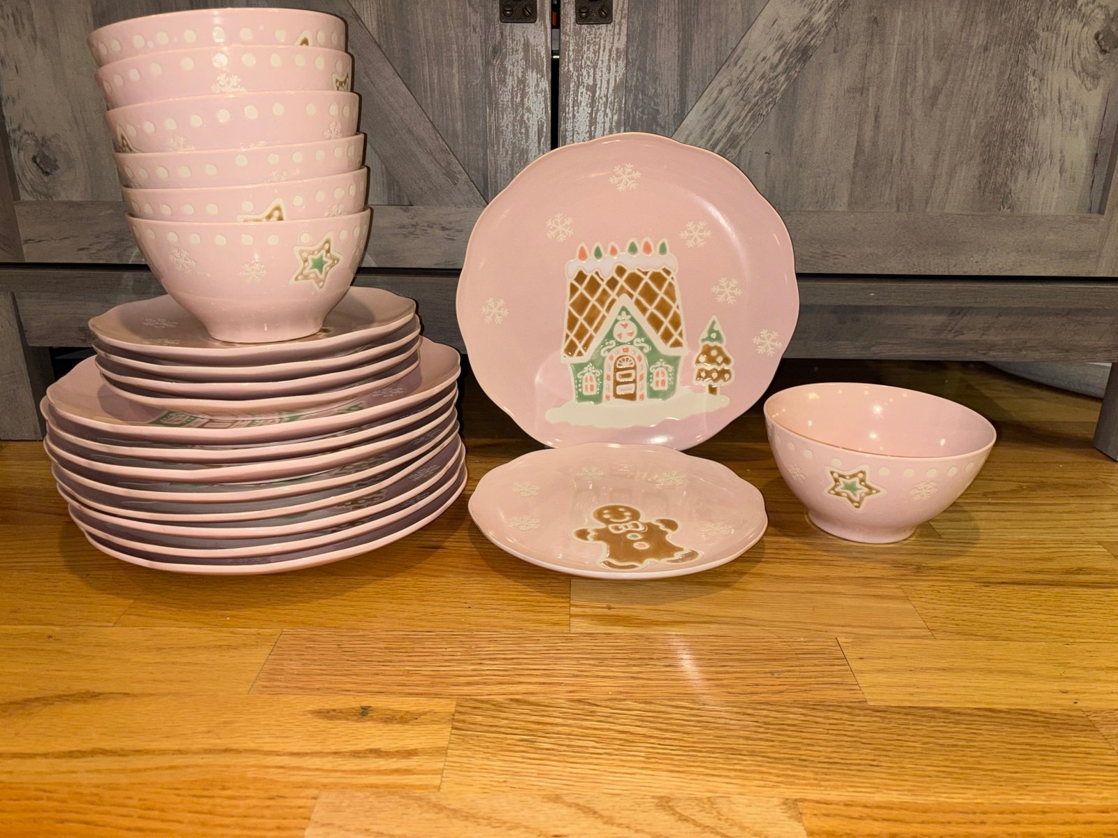 CHRISTMAS PINK GINGERBREAD DINNERWARE SET x 21