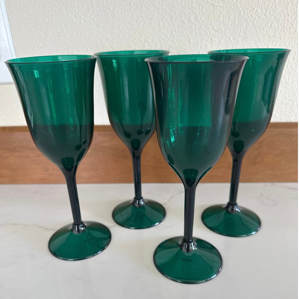 NEW in Box Tupperware Set of 4 Green Preludio Acrylic Wine Goblets Glasses