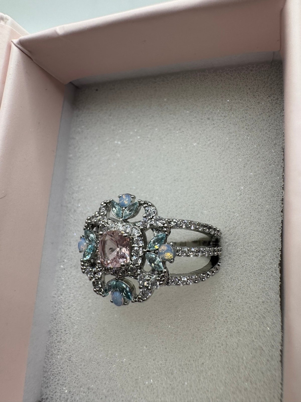 Bomb Party Reign Princess ring - detail