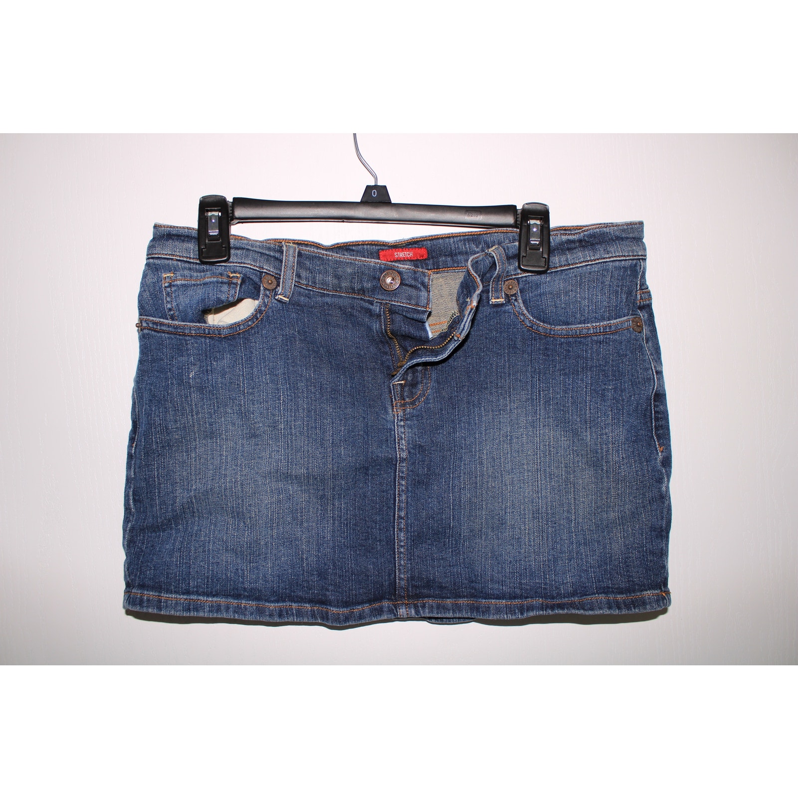 GUESS Co. Denim Mini Skirt In A Medium Wash Size 31