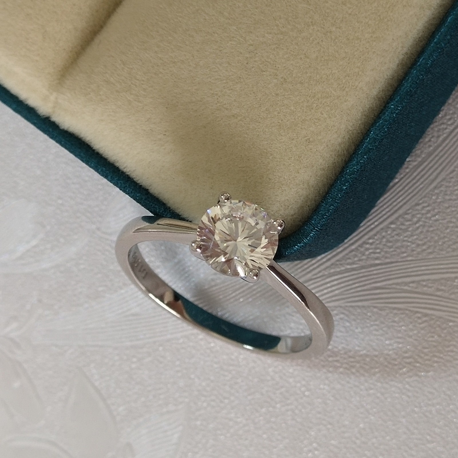 White gold claw PT950 sweet diamond ring
