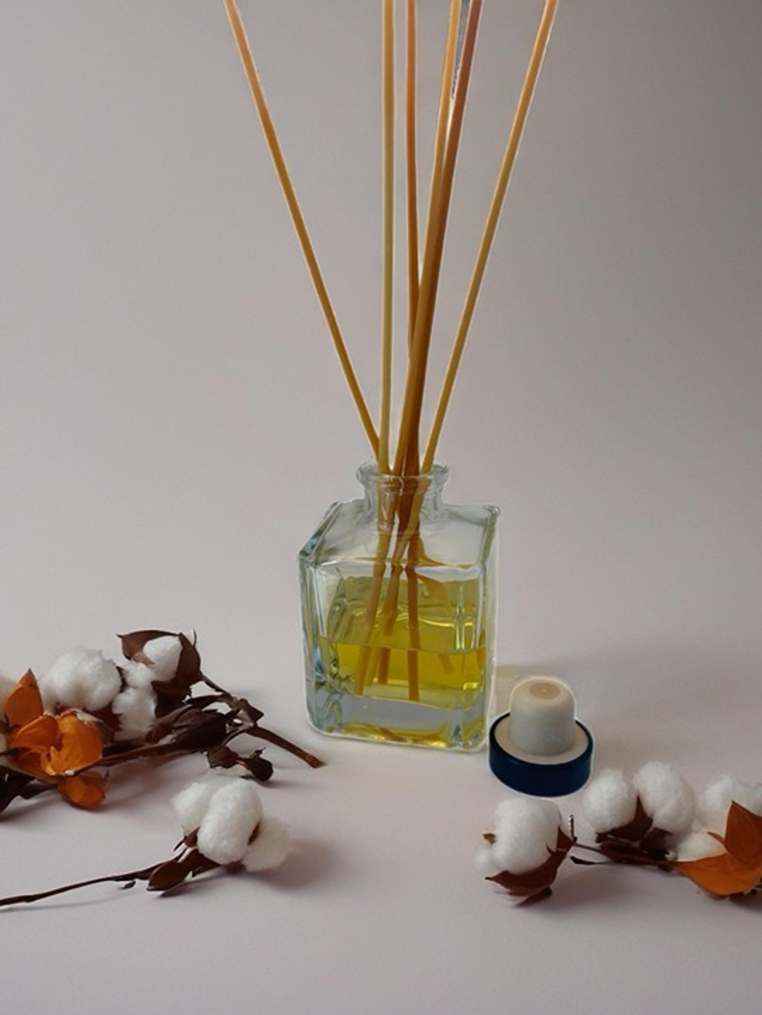 Reed Diffuser Set - Clean Cotton Scent with 8 Rattan Reeds/Clear Glass Cube Jar