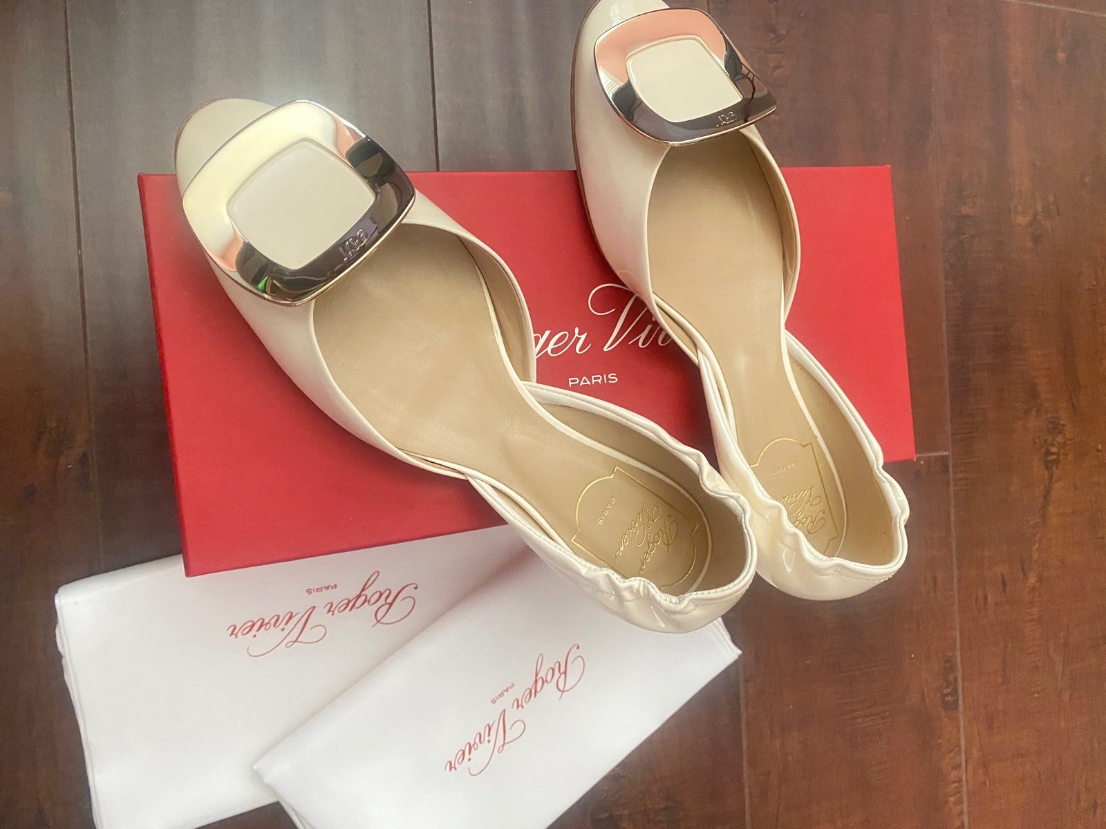 Roger Vivier White buckle flat in size 36.5