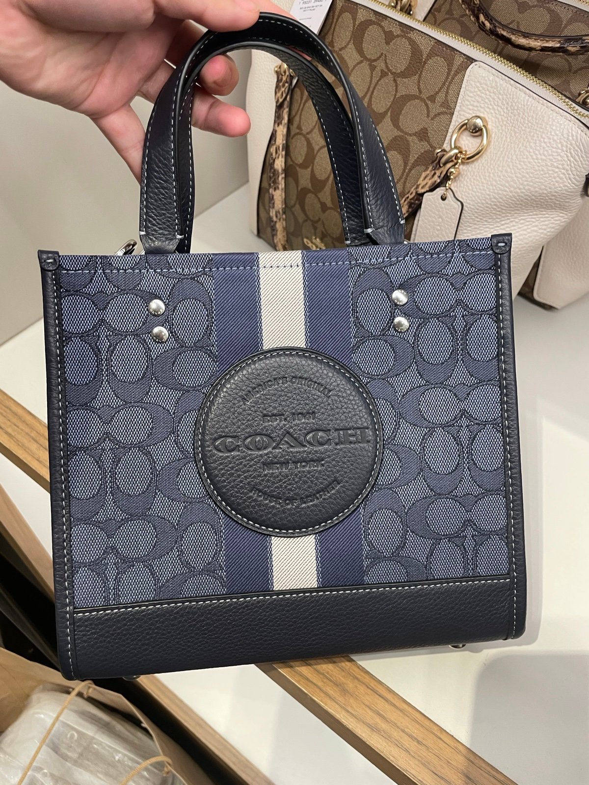 NWT！COACH DEMPSEY TOTE 22 IN SIGNATURE JACQUARD WITH STRIPE AND PATCH（C8417）