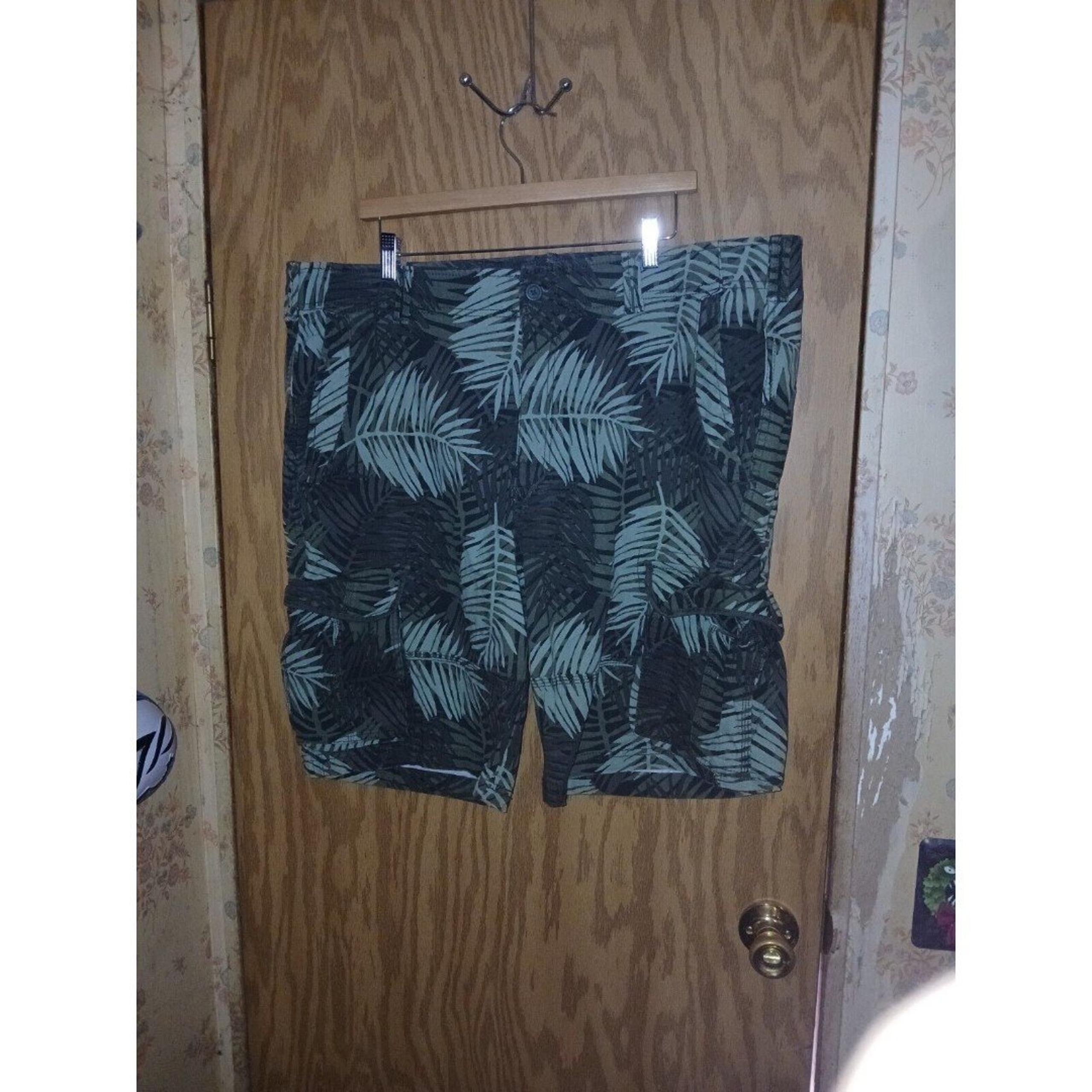 Goodfellow Flex Waist Cargo Shorts Mens Size 42 Green Tropical Print Outdoors