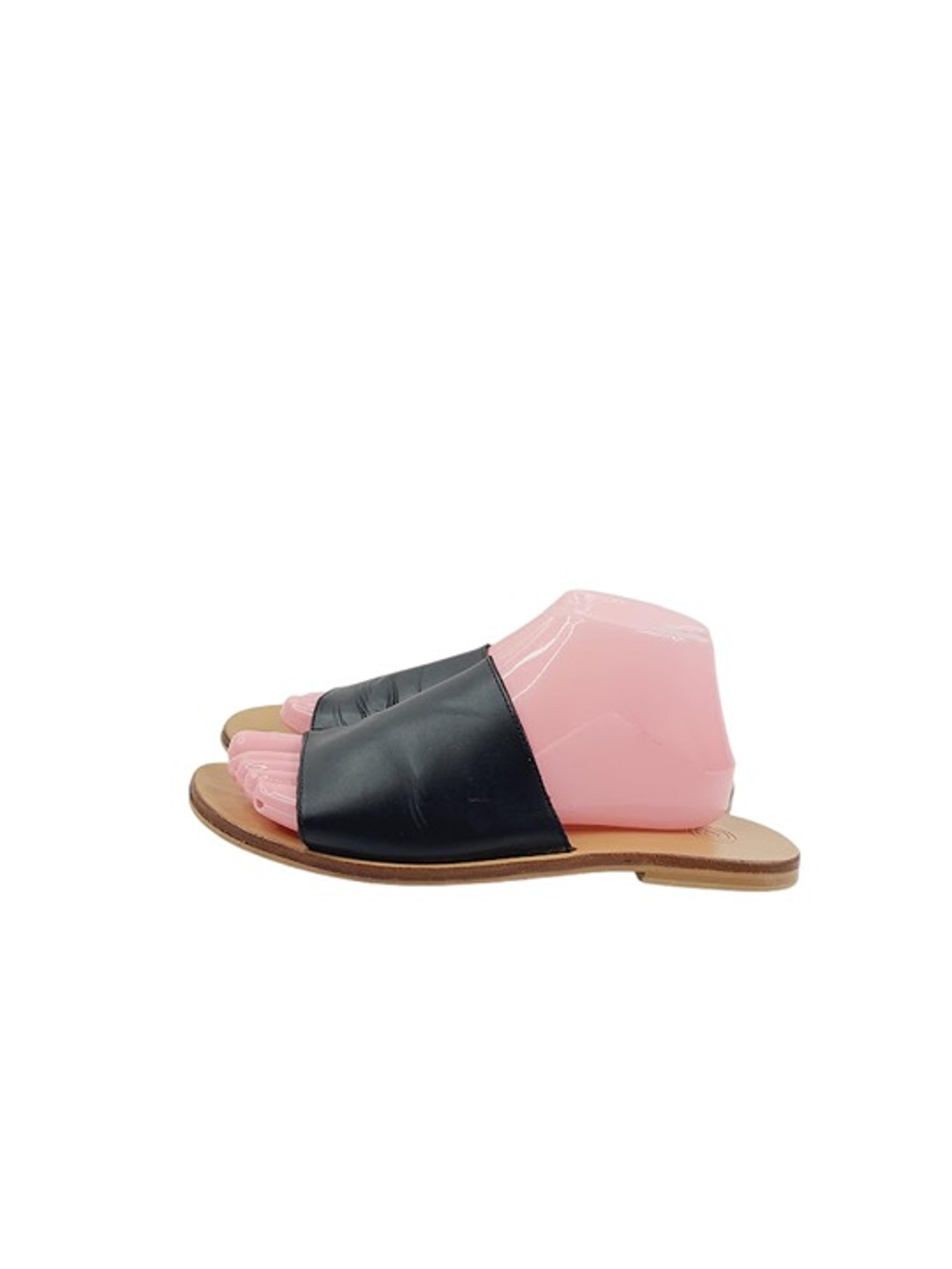 Urban Outfitters Women's Black Leather Flat Classic Slide Sandal Size 8