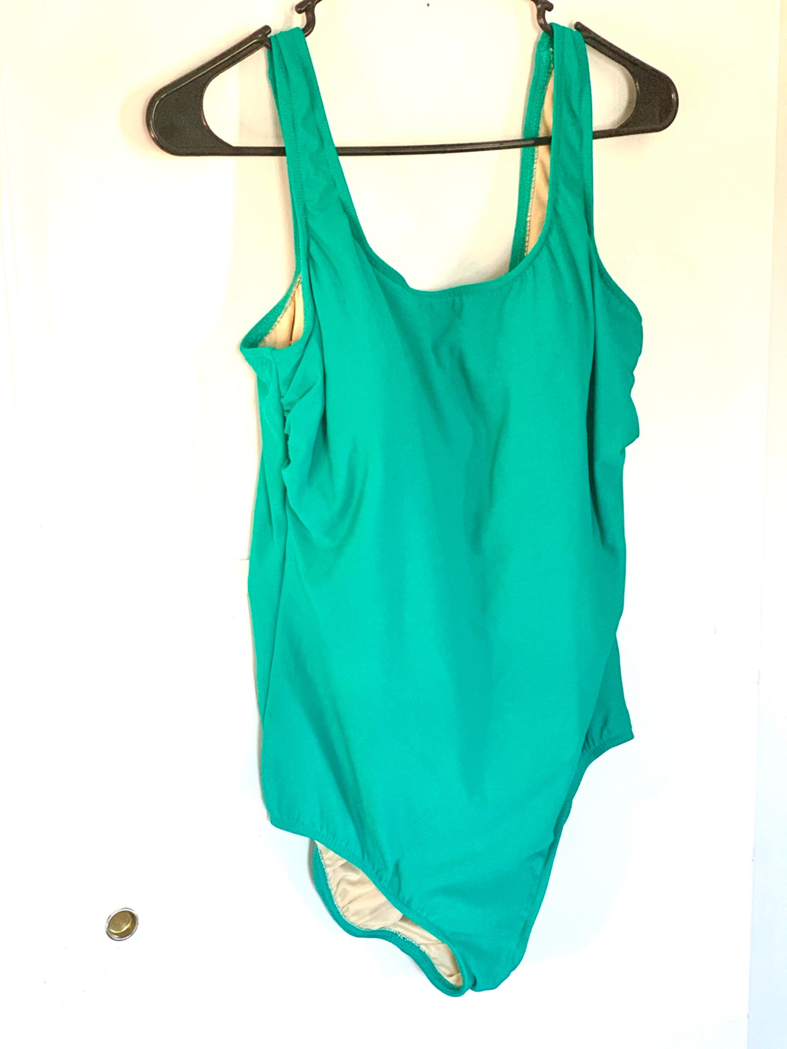 Lands’ End One Piece Swimsuit Size 16 green beach like new modest yet hugs body