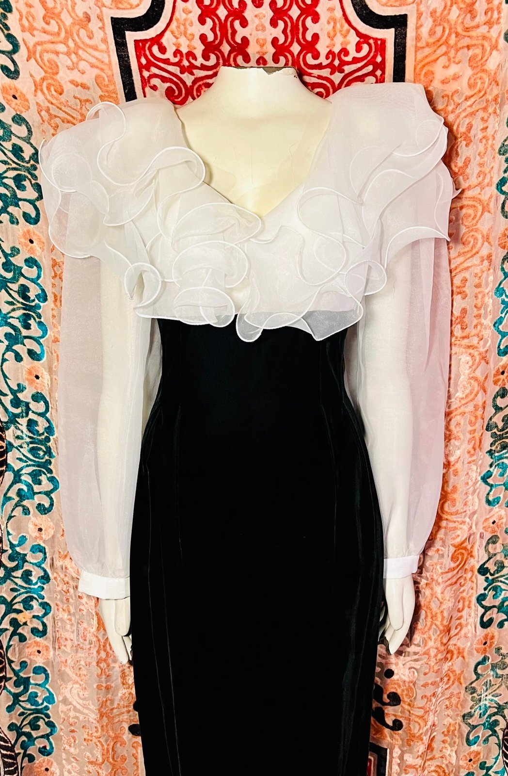 Positively Ellyn vintage 1980’s gorgeous velvet cocktail dress. Women’s size 6