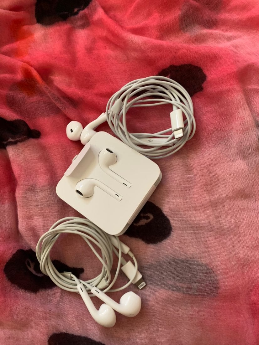 3 pairs of iphone earphones