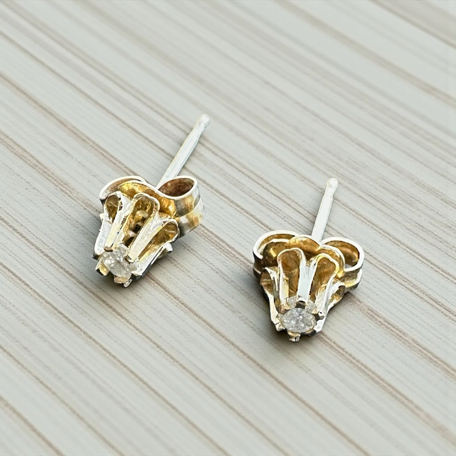 Vintage Classic 14k Gold Tiny genuine Diamond Pierced Stud Earrings 0.5 grams