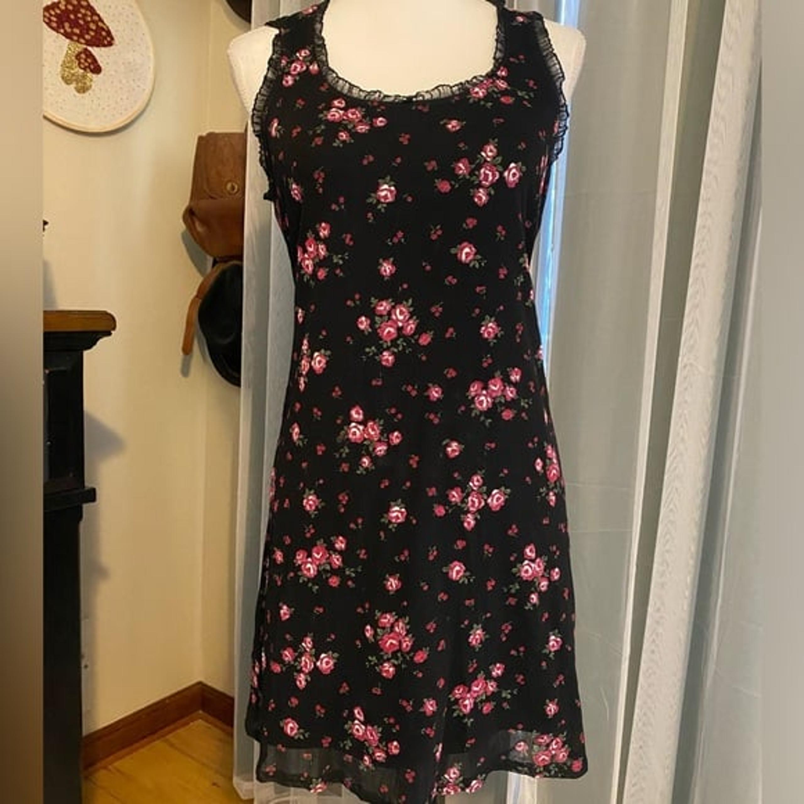 Vintage 90’s Jalate floral rose mini dress with lace trim