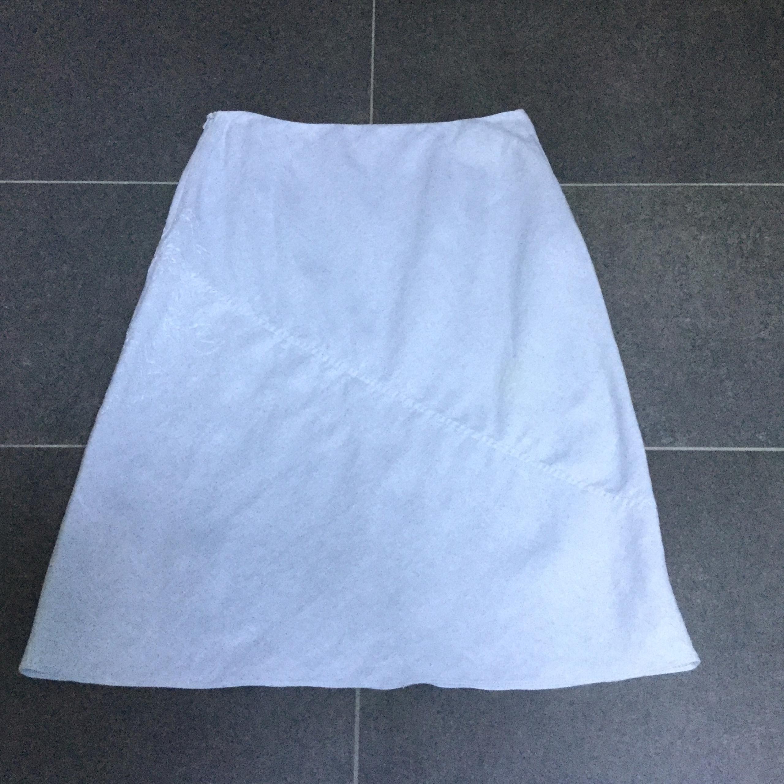 Banana Republic pretty pale blue linen skirt with flower detail, size 0