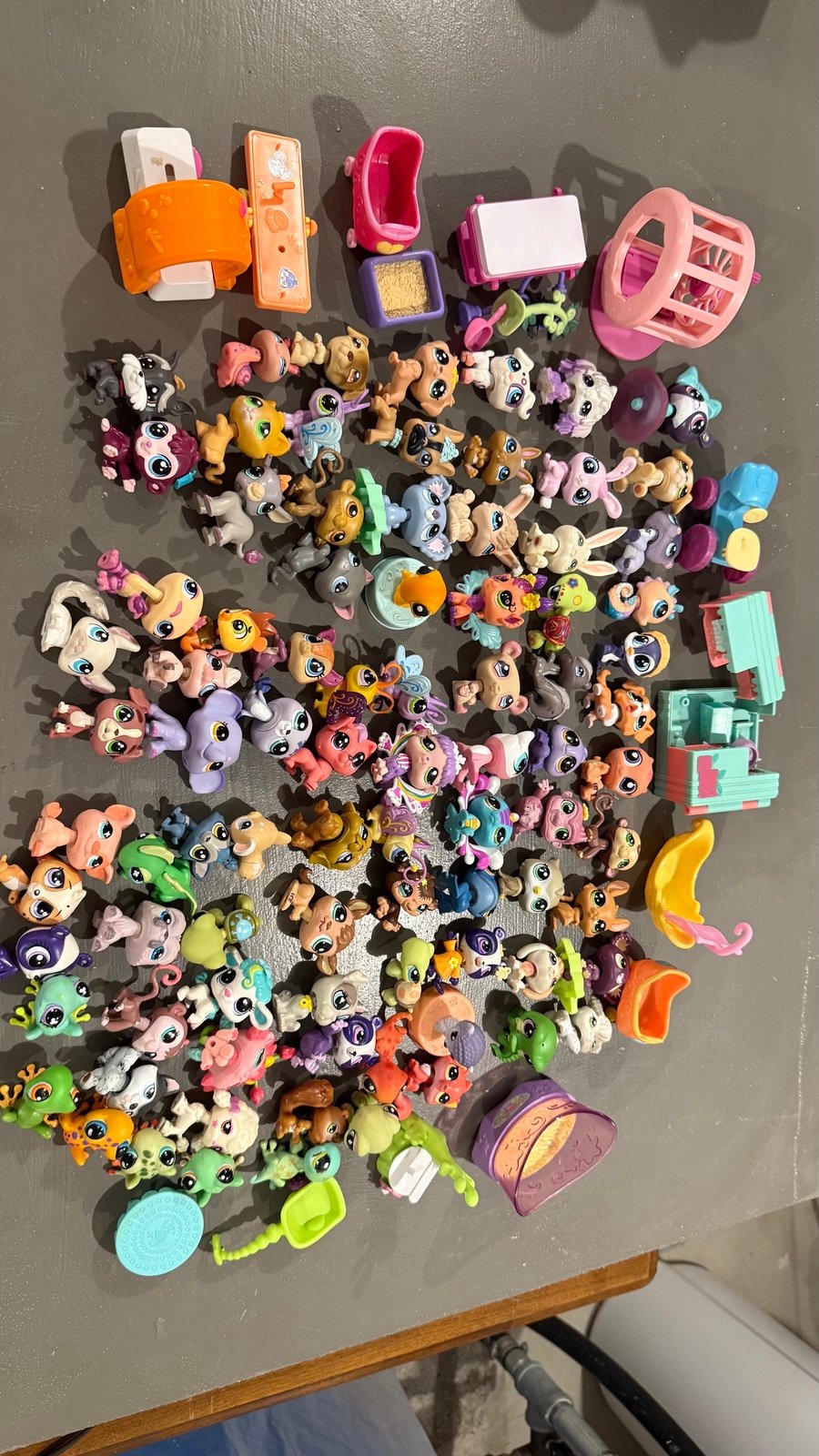 Littlest Pet Shop Lot 80+ figures/accessories