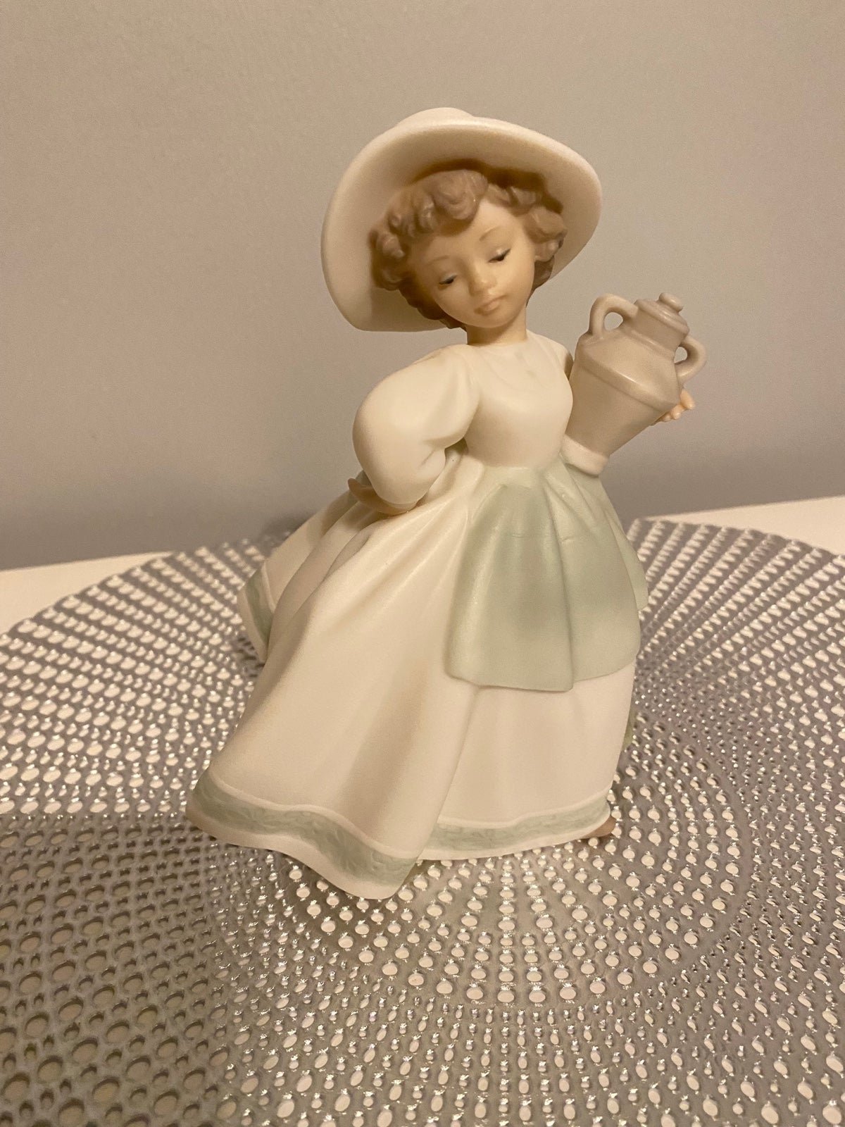 LLADRO Golden Meniries DAISA PORCELAIN figurine 1991 girl with jug