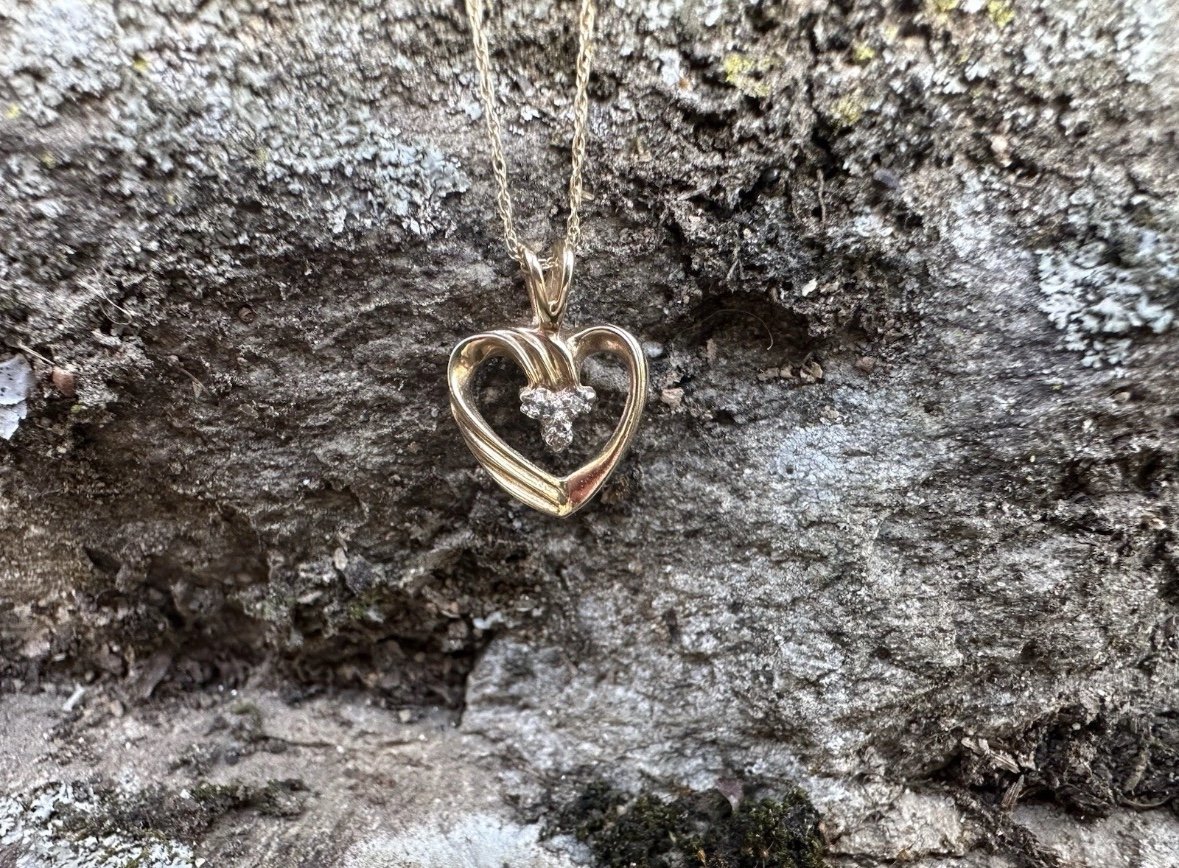 Vintage 10K Yellow Gold DIAMOND Cluster HEART 18.5” Necklace