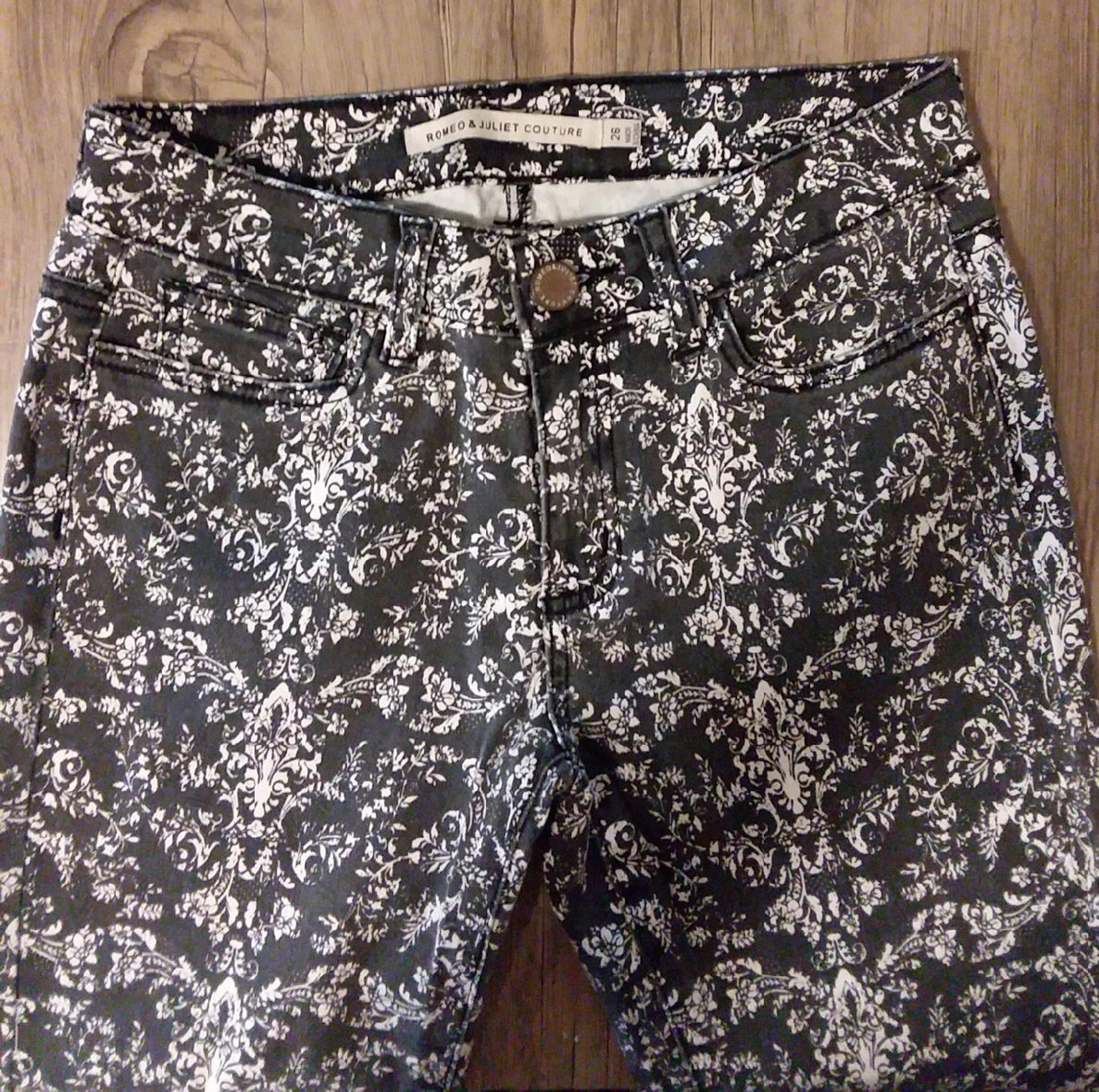 Romeo & Juliet Couture Jeans NWOT