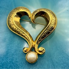 VINTAGE Marked AVON GOLD TONE BROOCH PIN WITH PEARL HEART SHAPE