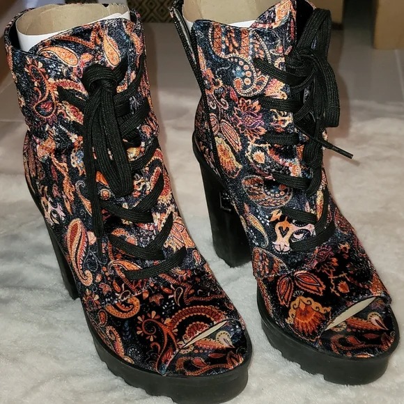 Jessica Simpson Lizzah Peep-Toe Lug-Sole Bootie - Autumn (8.5) 756175