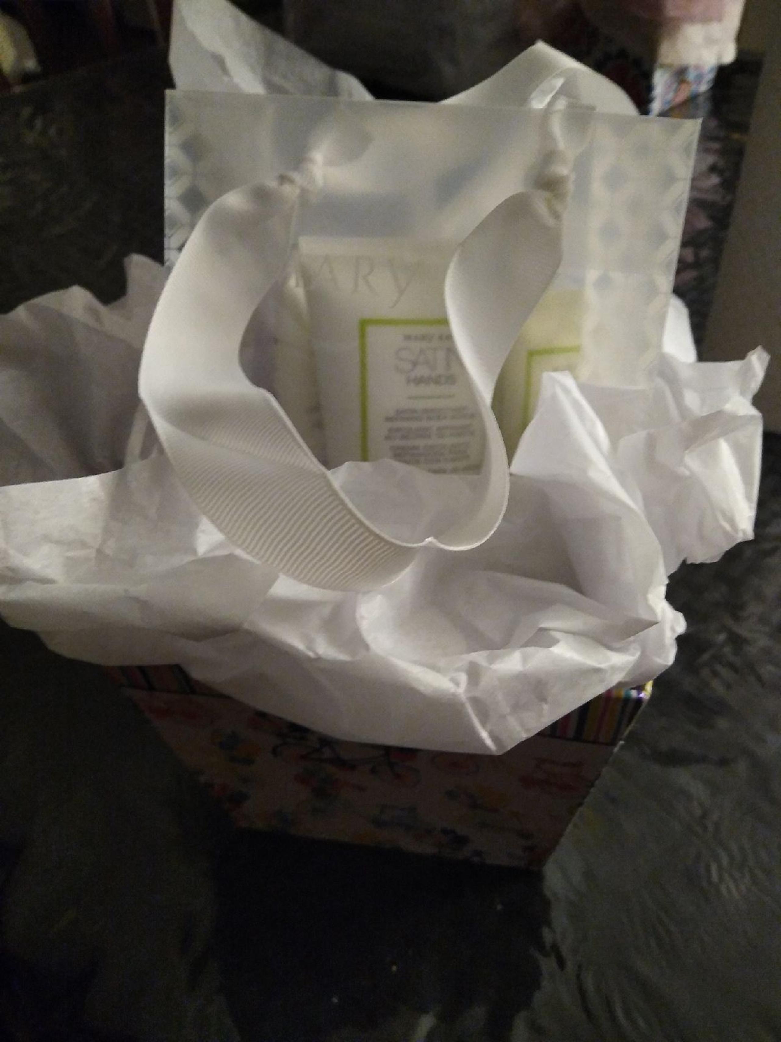 Marykay satin hands set mother's day bas