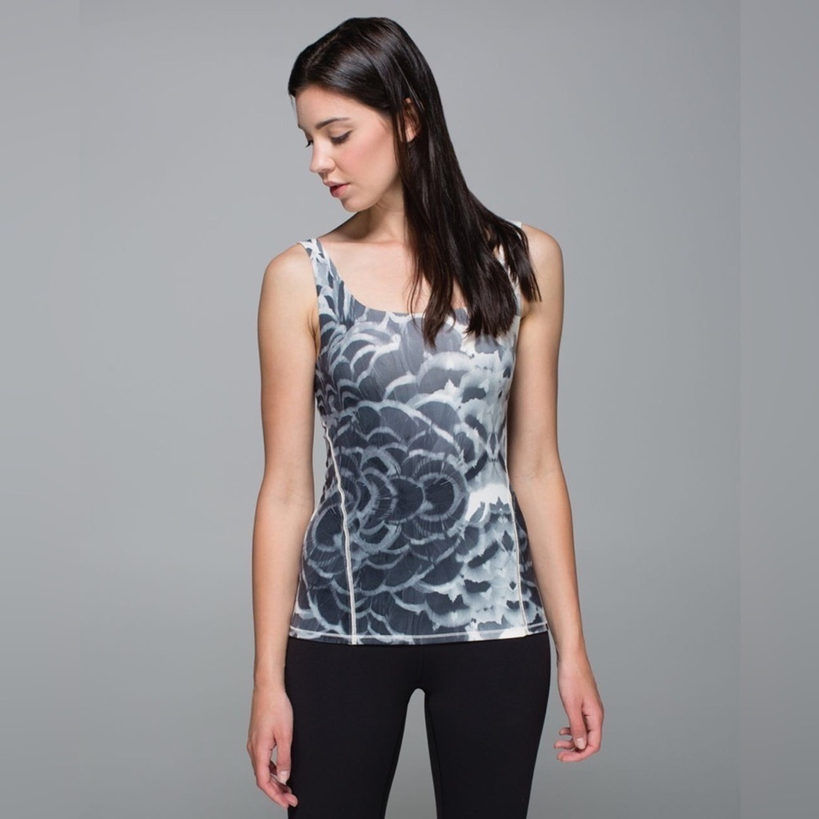 Lululemon Amala Tank in Pretty Plume Angel Wing\Black Size 4.