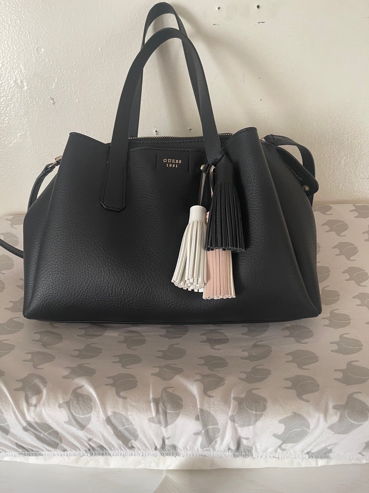 Guess satchel/crossbody purse