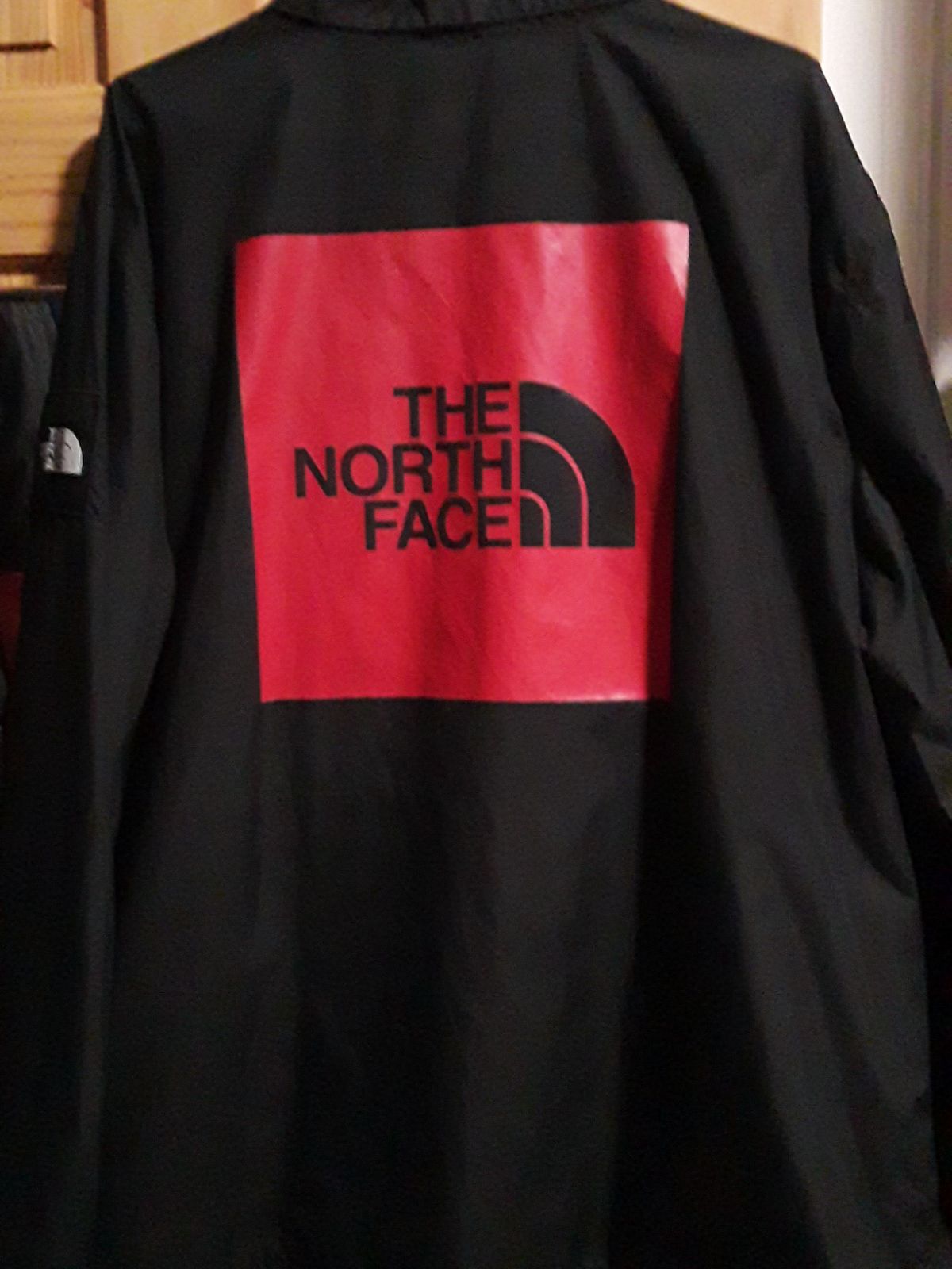 north face windbreaker Black/ Red Worn 1