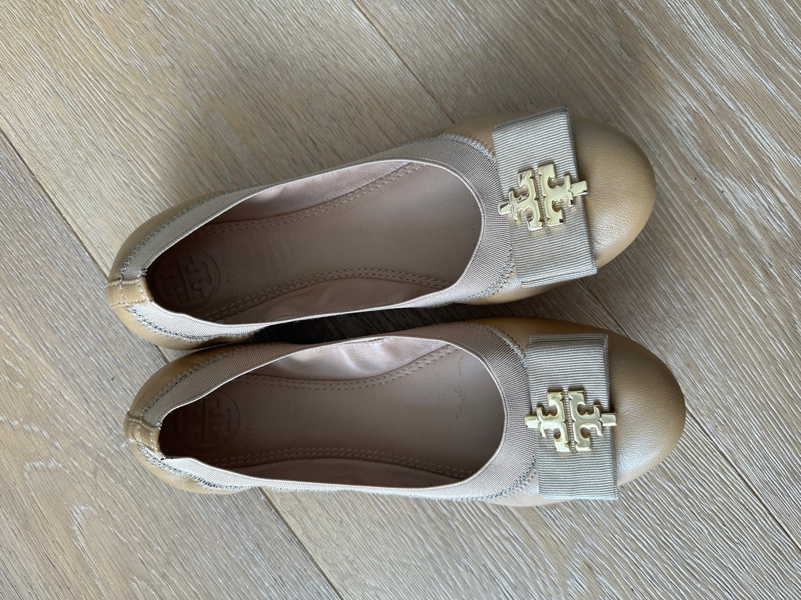 Tory Burch Beige leather ballet flats with bow size 6 1/2
