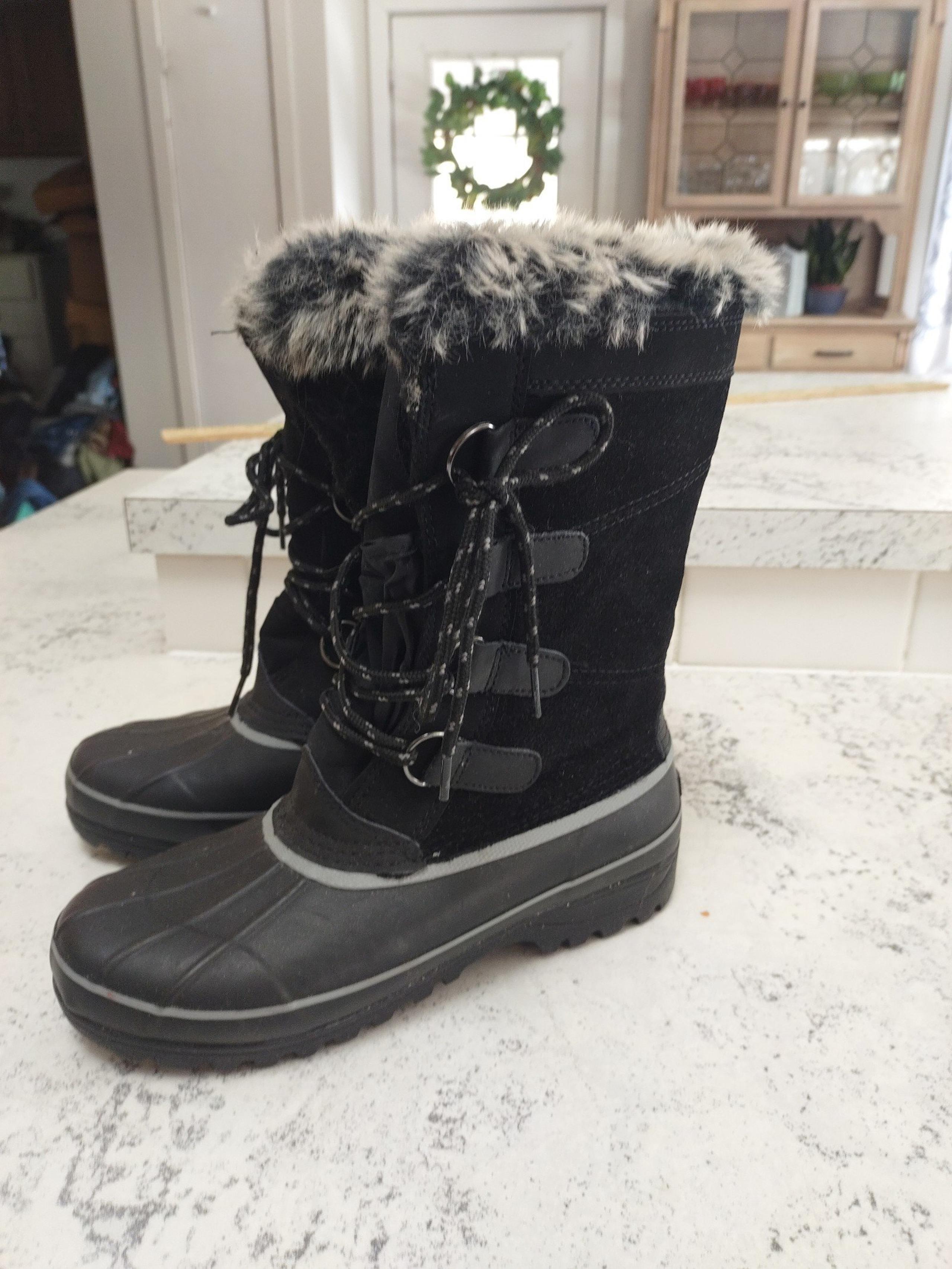 Wms Sz 9  KHOMBU snow  BOOTS Northstar leather and rubber. Fur lined 11 in. Tall