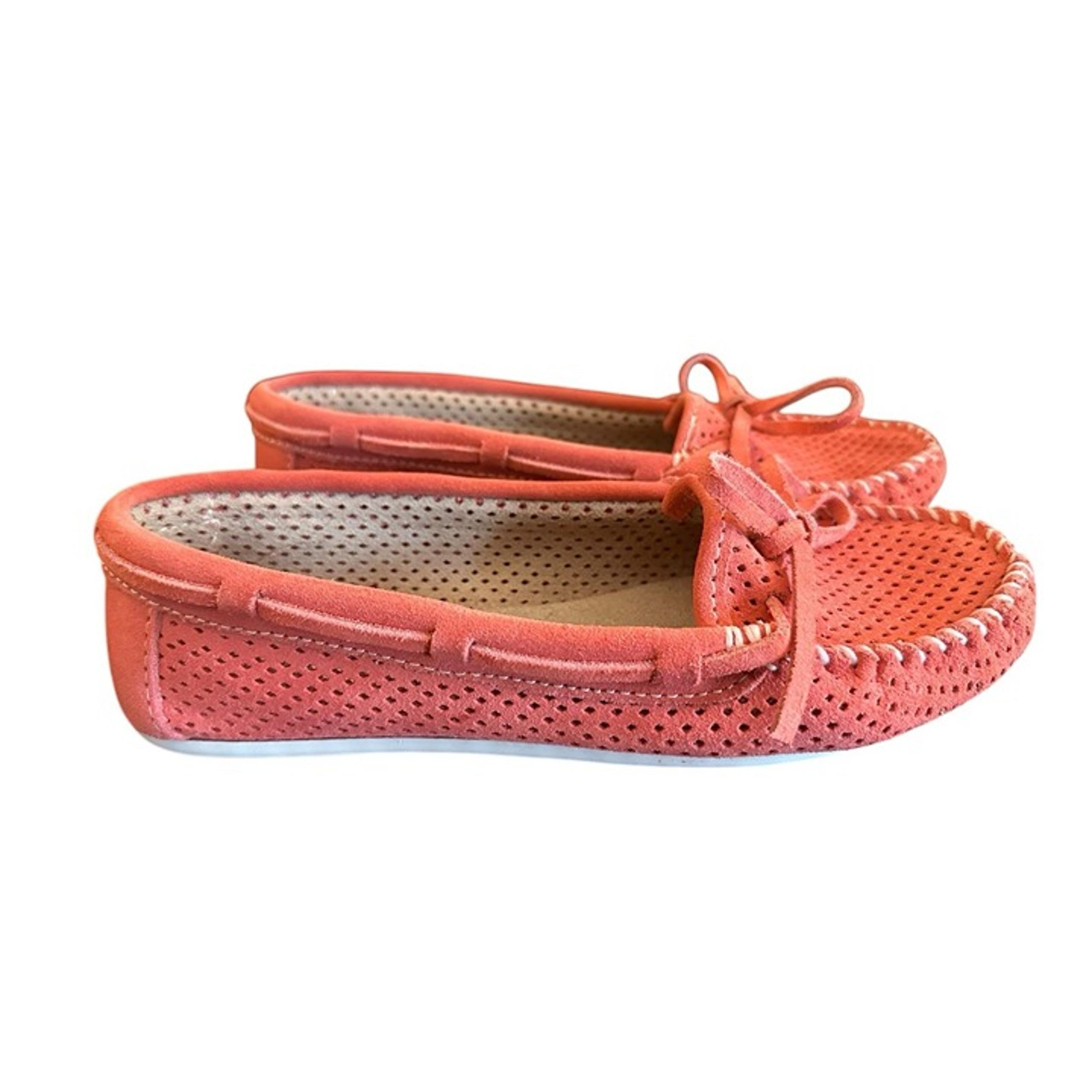 Minnetonka Lisa Moccasins Coral Perforated Suede Slip On Boat Shoes Women’s Sz 8