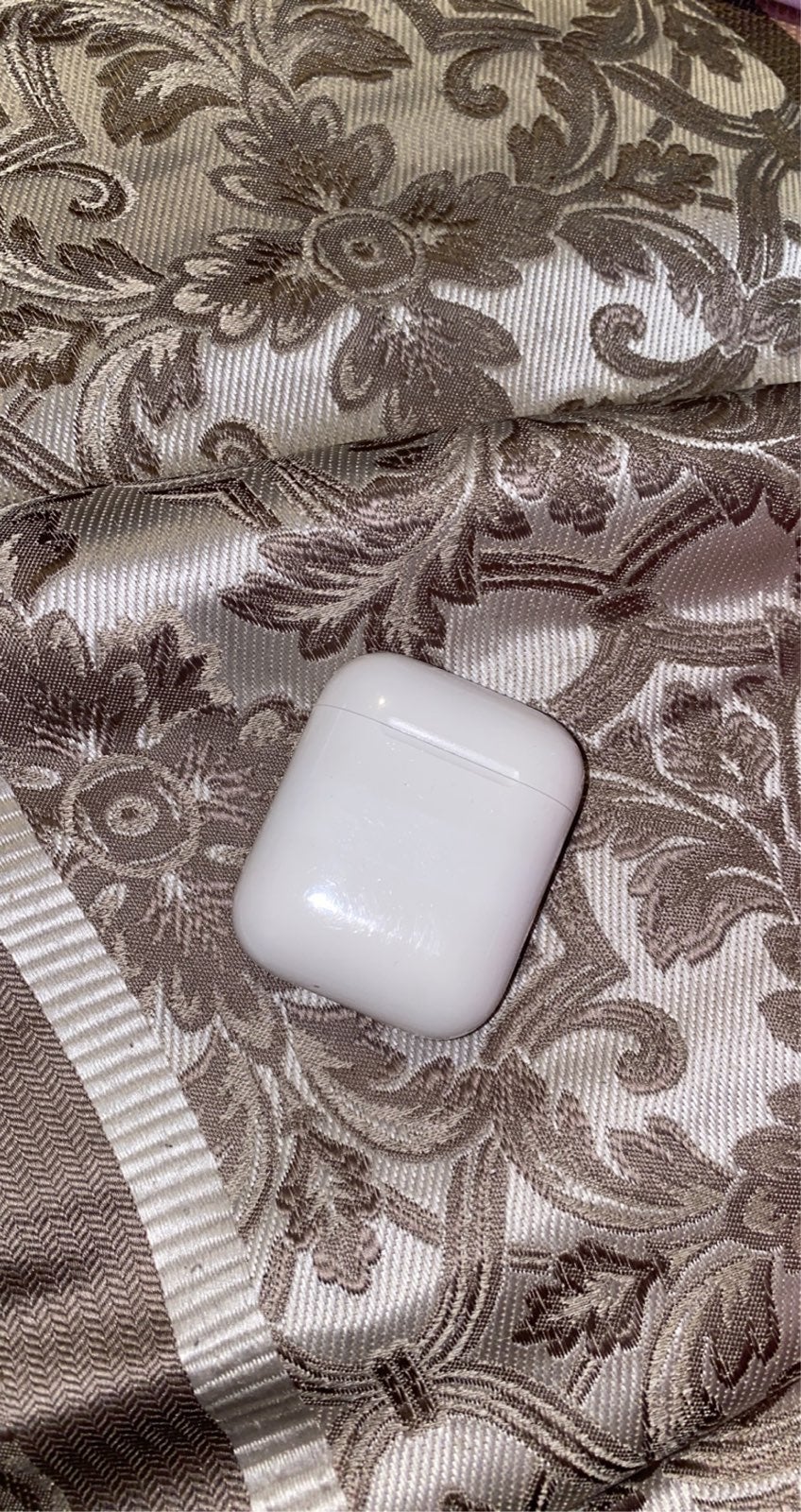 Apple AirPods with Charging Case (1st Generation)